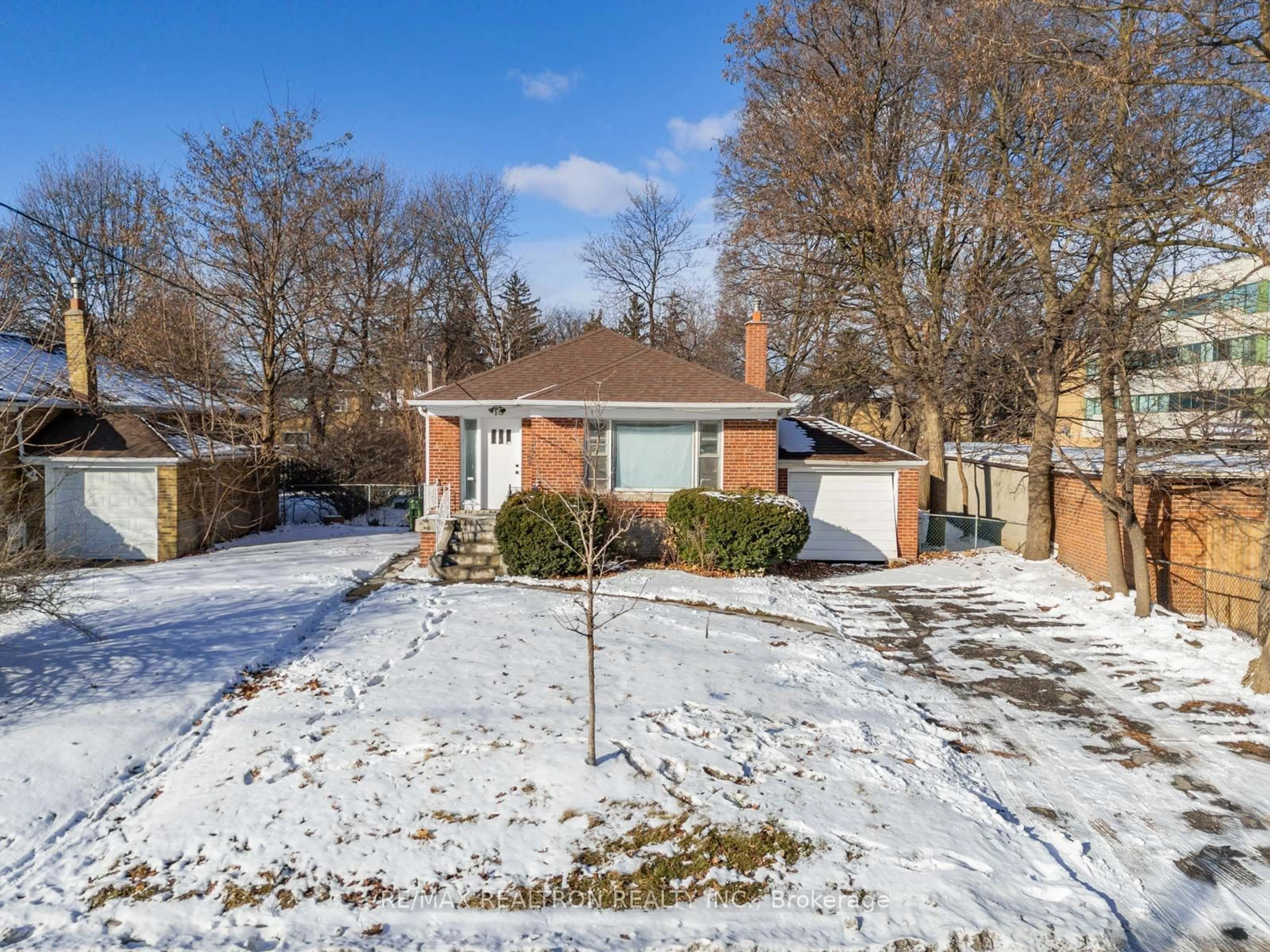 A pic from outside/outdoor area/front of a property/back of a property/a pic from drone, street for 10 Laurelcrest Ave, Toronto Ontario M3H 2A4