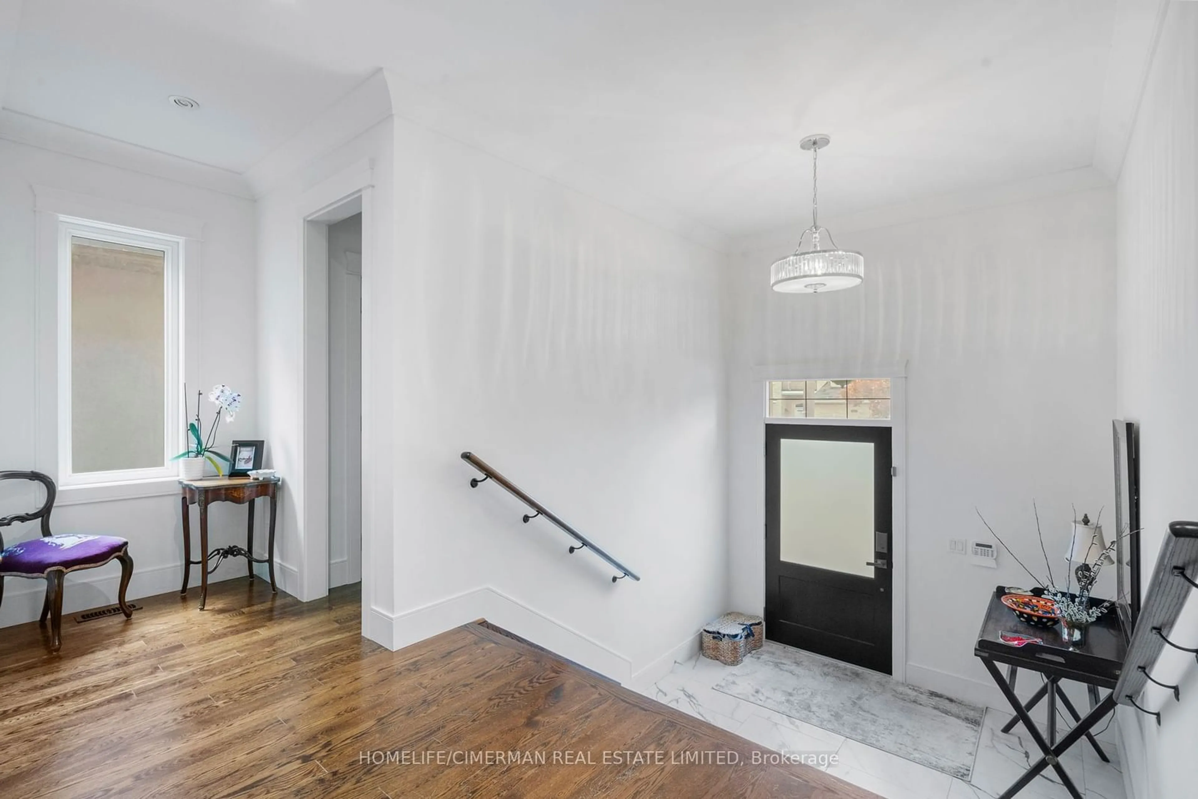 Indoor entryway for 145 Churchill Ave, Toronto Ontario M2N 1Z3