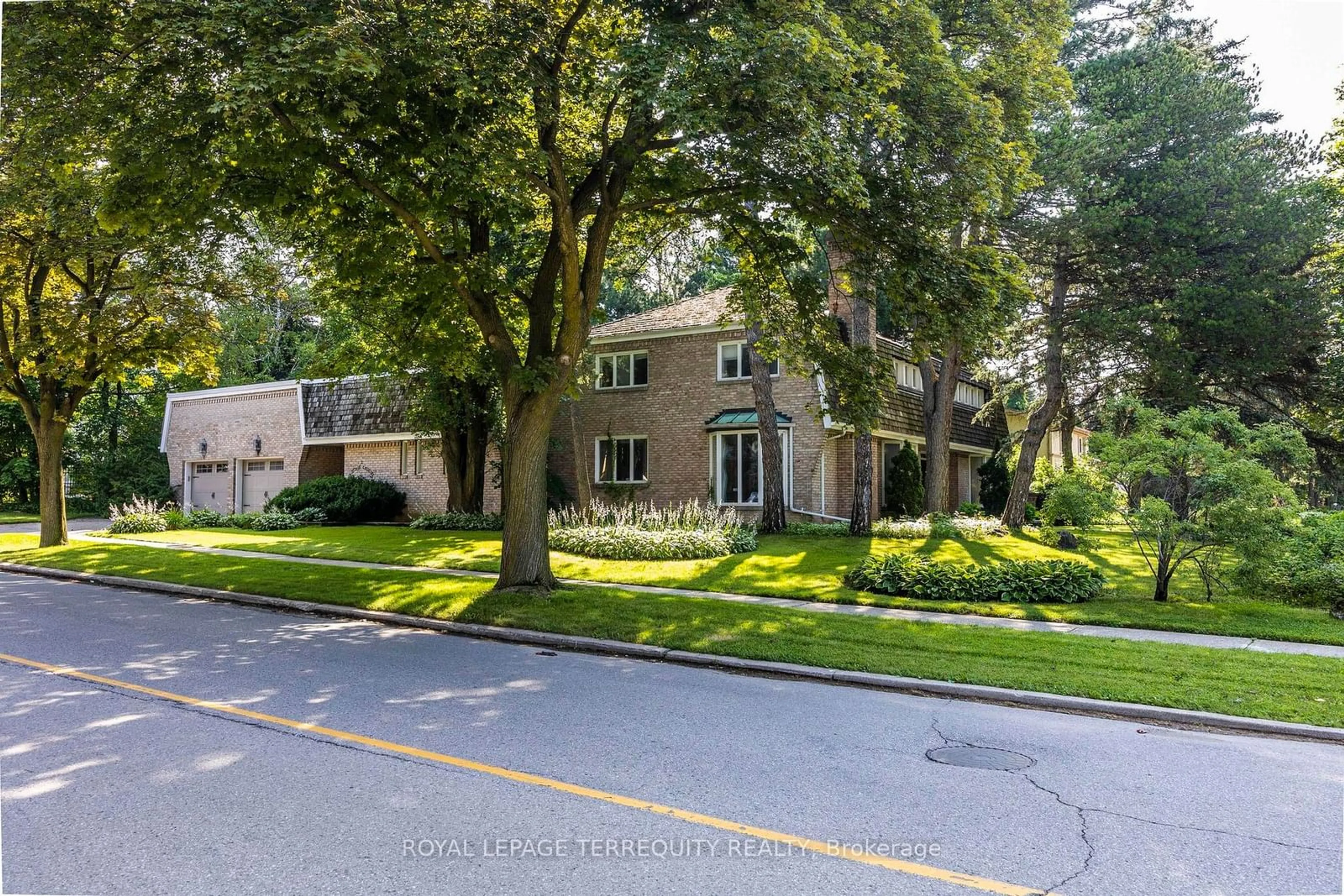 A pic from outside/outdoor area/front of a property/back of a property/a pic from drone, street for 2 Chieftain Cres, Toronto Ontario M2L 2H4