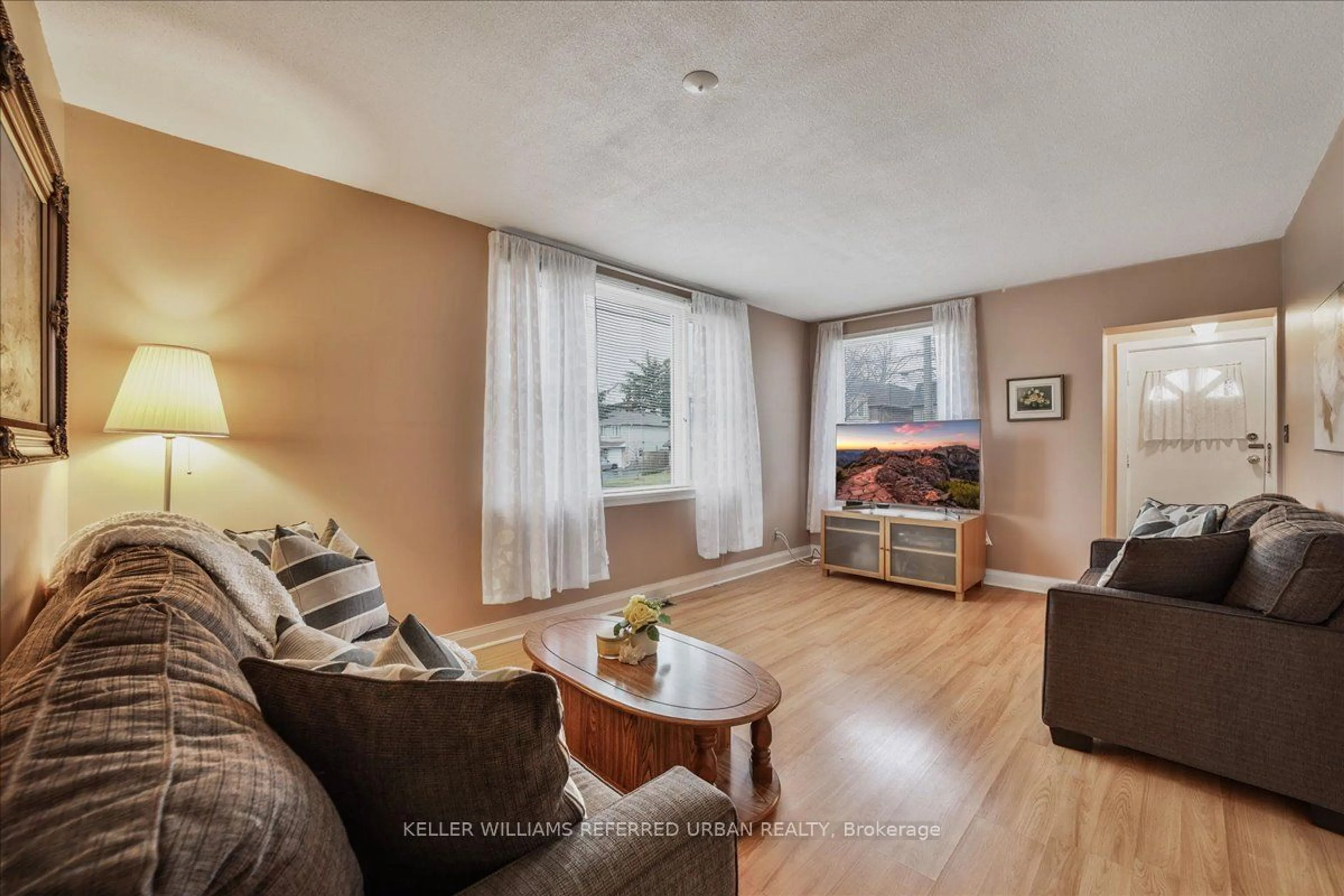 Living room with furniture, wood/laminate floor for 19 Carney Rd, Toronto Ontario M2M 1T1