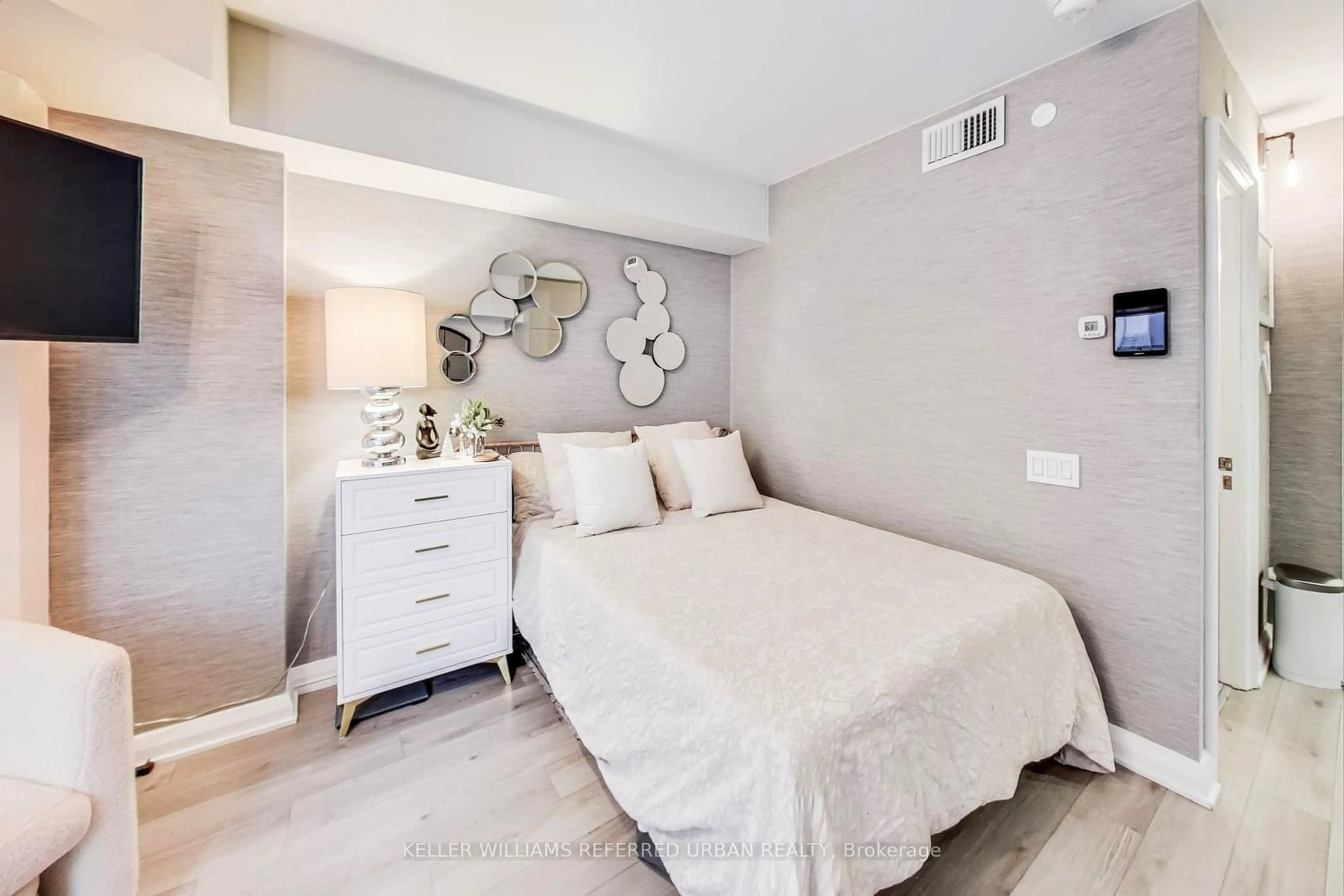 Bedroom with bed, unknown for 155 Yorkville Ave #413, Toronto Ontario M5R 1C4