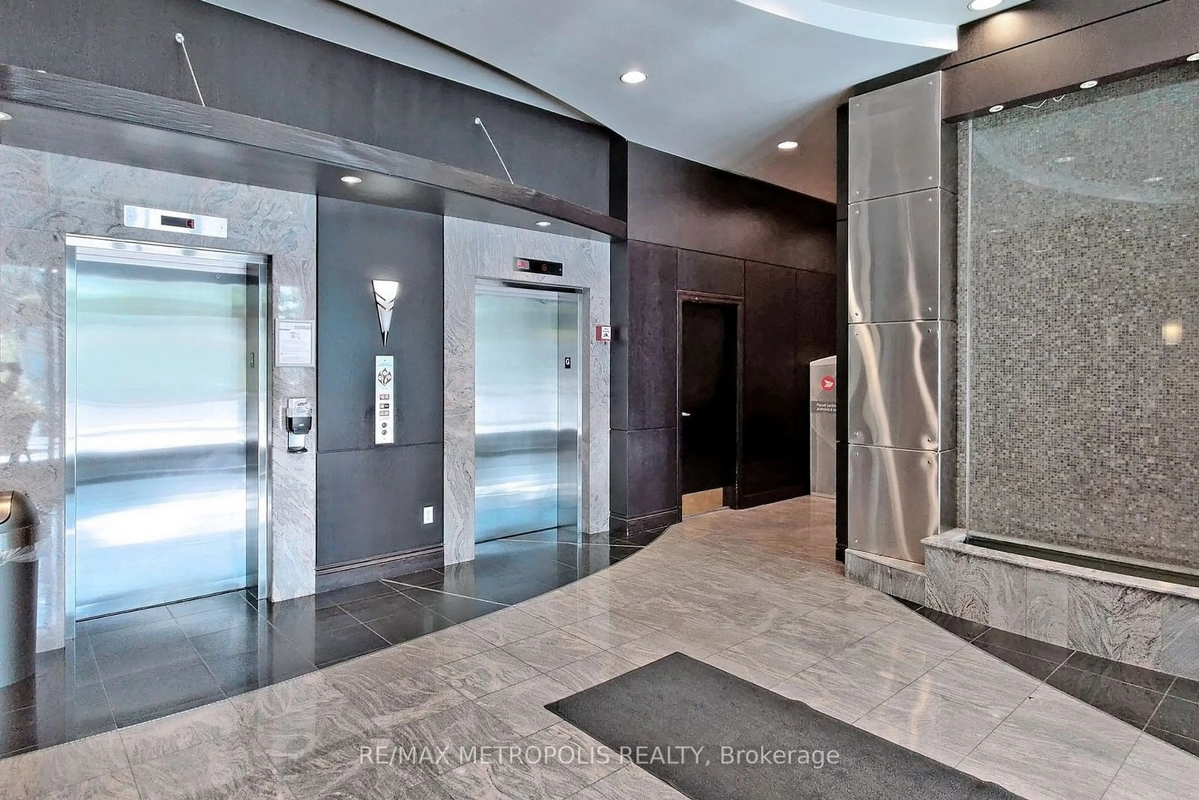 Indoor foyer for 51 Lower Simcoe St #319, Toronto Ontario M5J 3A2