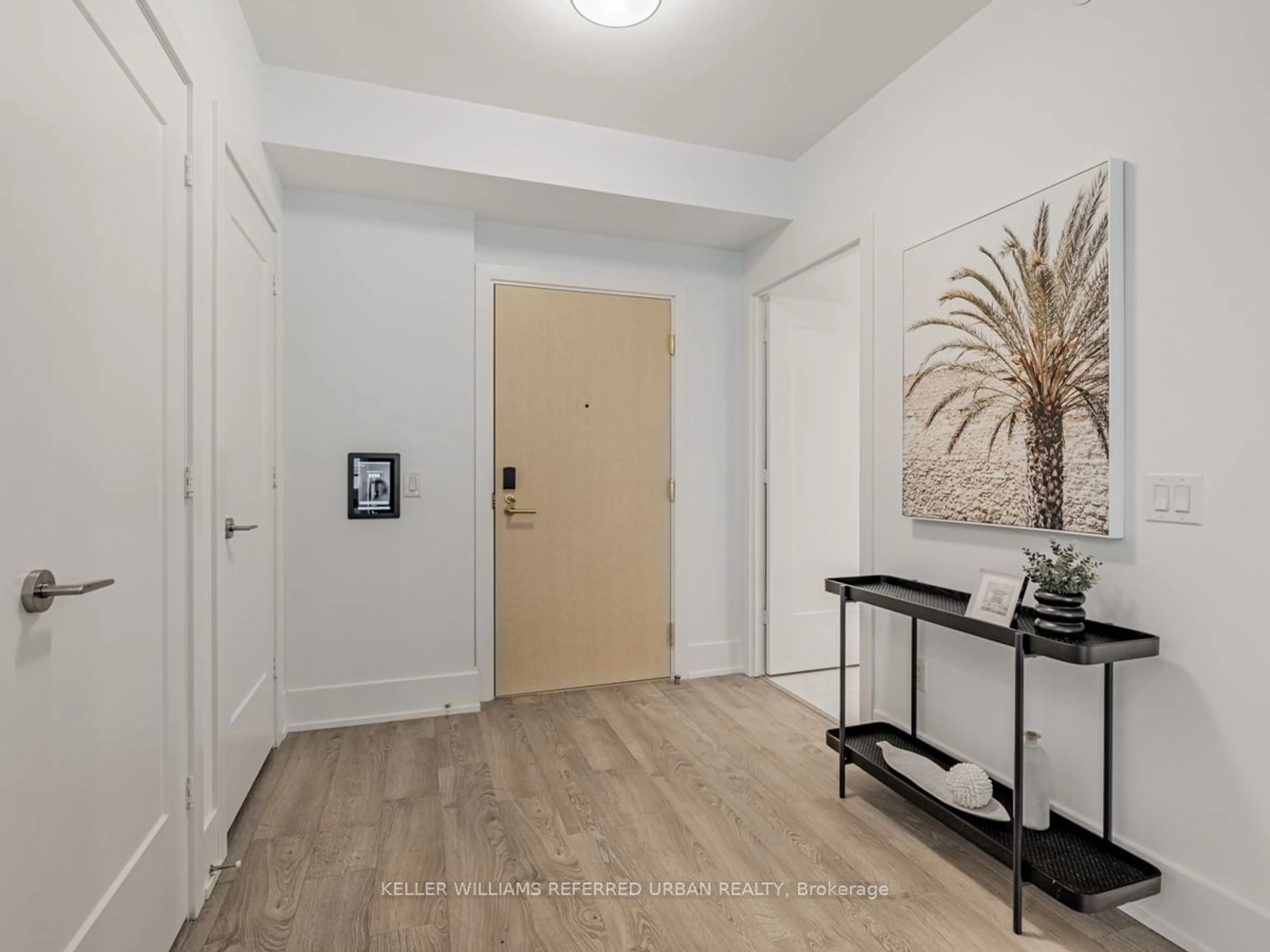 Indoor entryway for 480 Front St #1009, Toronto Ontario M5V 0V5