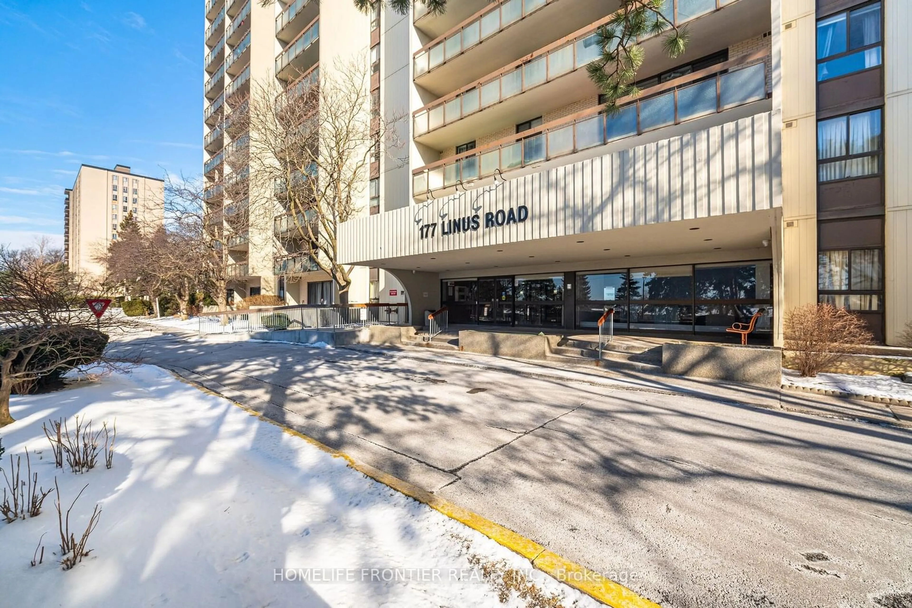 Patio, street for 177 Linus Rd #309, Toronto Ontario M2J 4S5