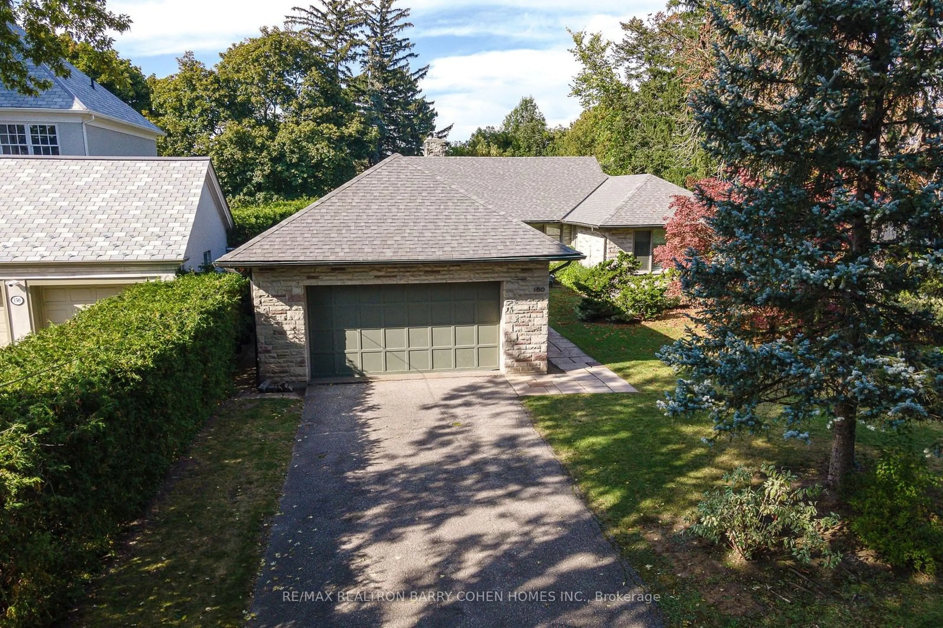 A pic from outside/outdoor area/front of a property/back of a property/a pic from drone, street for 160 Teddington Park Ave, Toronto Ontario M4N 2C8