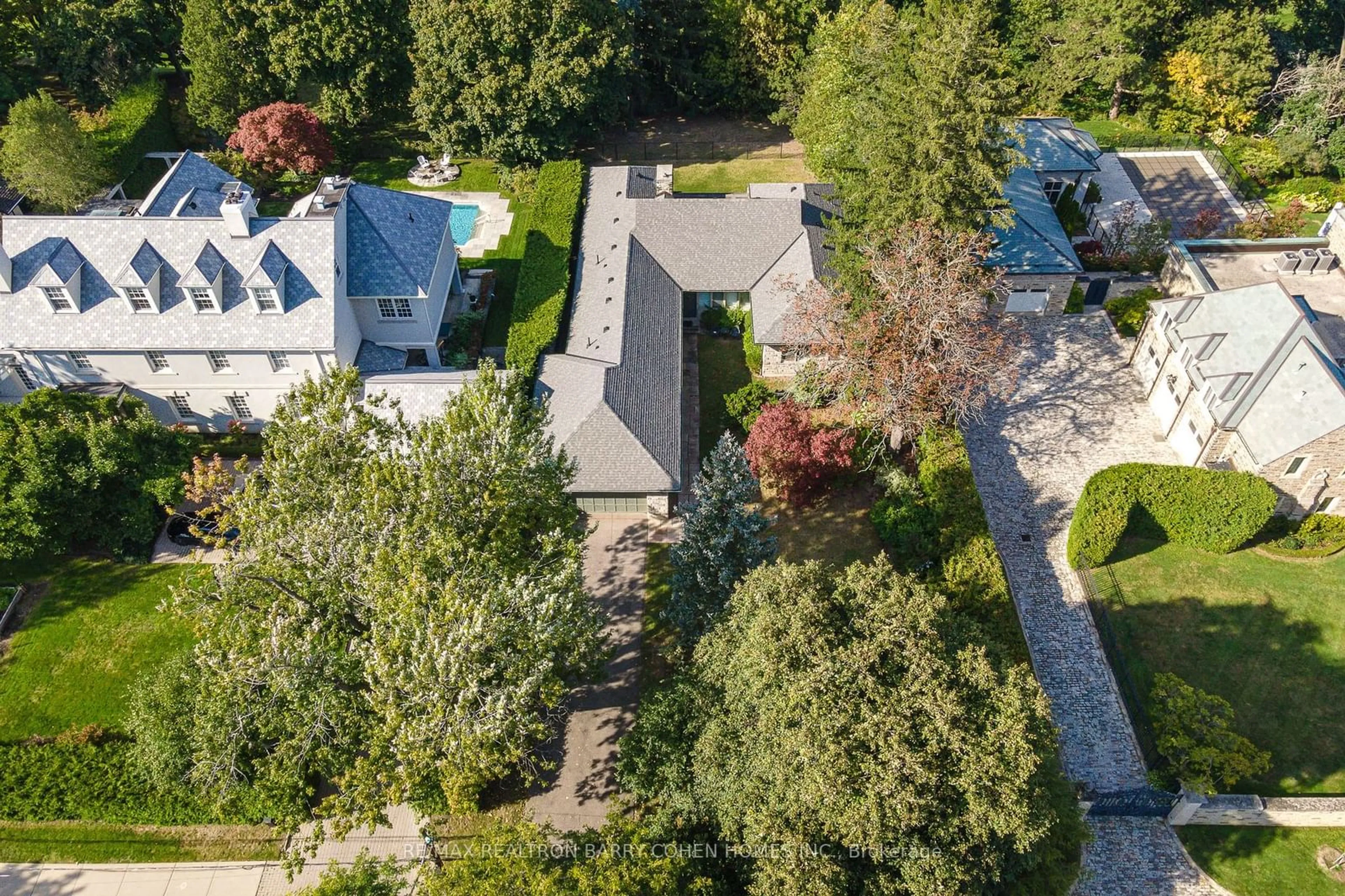 A pic from outside/outdoor area/front of a property/back of a property/a pic from drone, street for 160 Teddington Park Ave, Toronto Ontario M4N 2C8