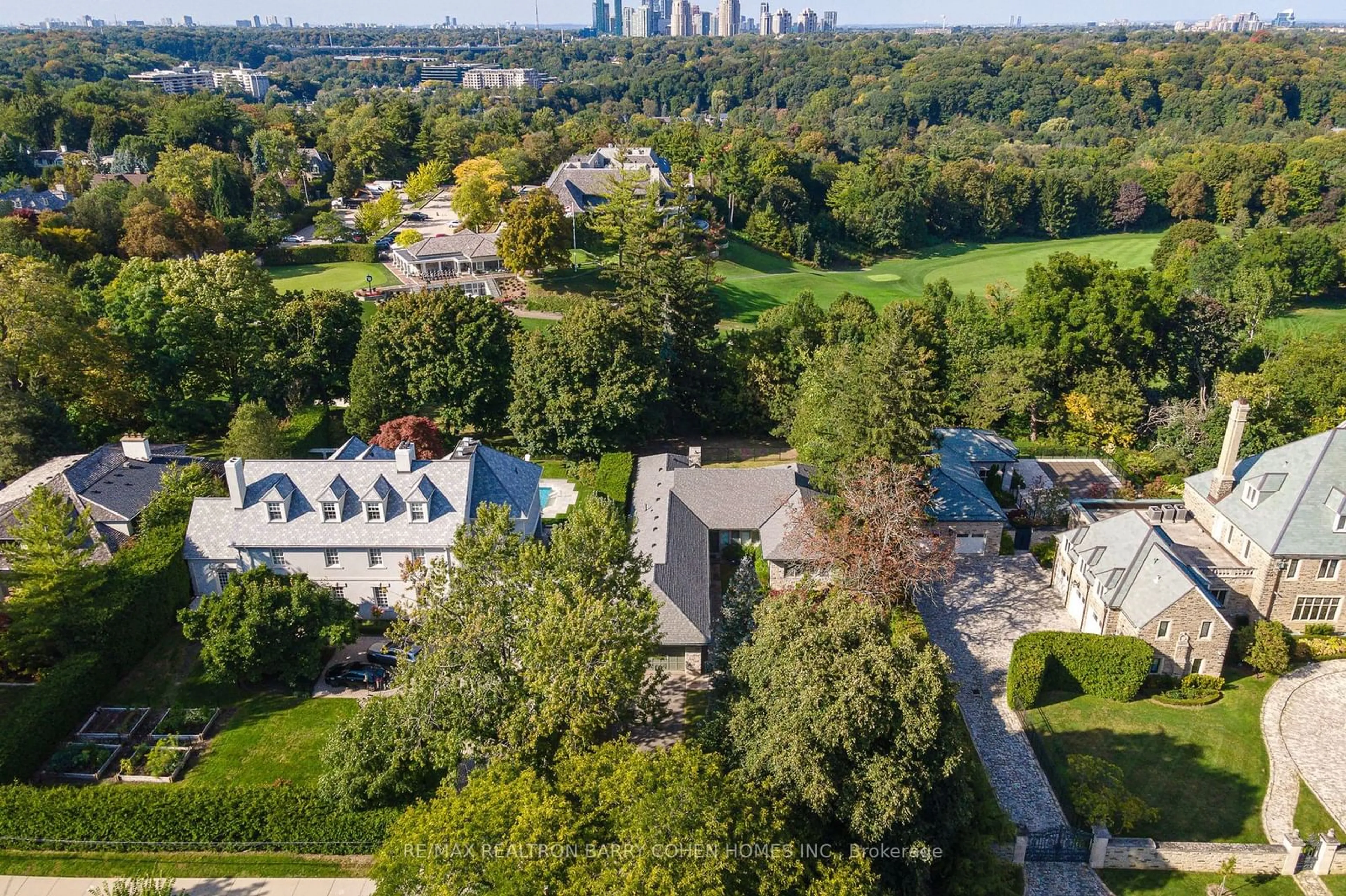 A pic from outside/outdoor area/front of a property/back of a property/a pic from drone, city buildings view from balcony for 160 Teddington Park Ave, Toronto Ontario M4N 2C8