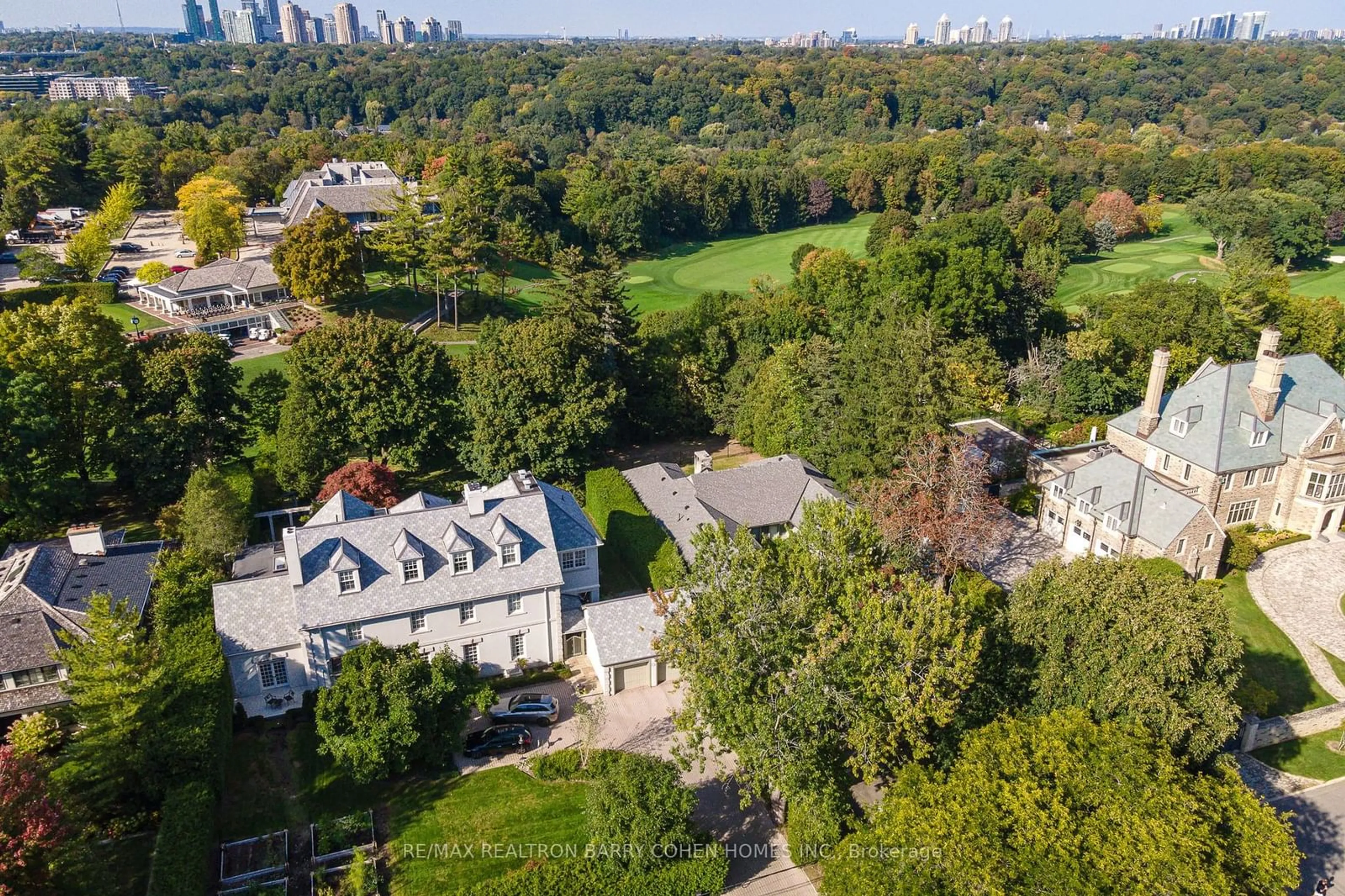 A pic from outside/outdoor area/front of a property/back of a property/a pic from drone, city buildings view from balcony for 160 Teddington Park Ave, Toronto Ontario M4N 2C8