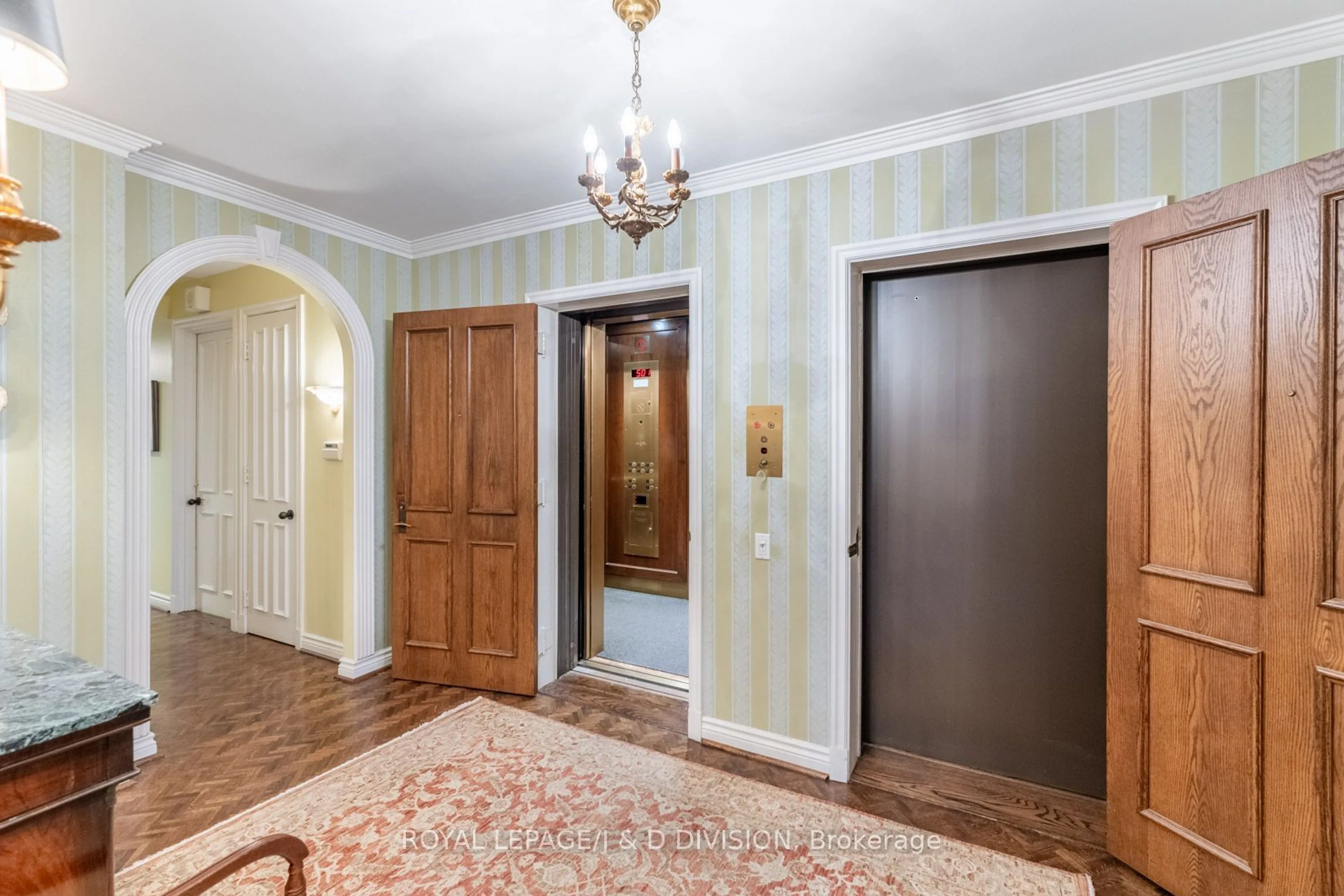 Indoor foyer for 70 Rosehill Ave #501, Toronto Ontario M4T 1G6