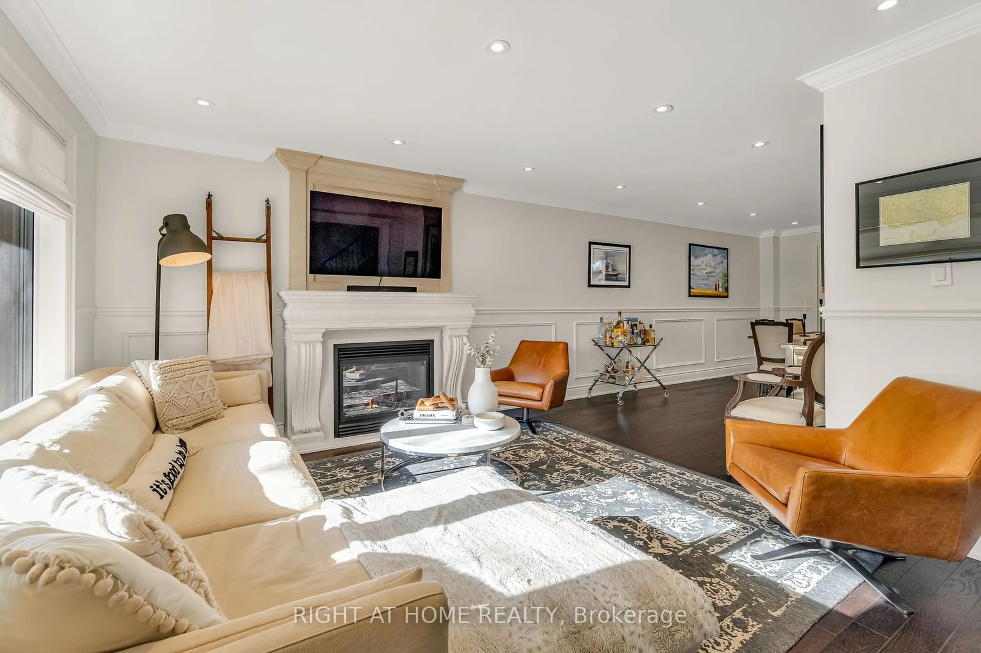 Living room with furniture, unknown for 92 Ridgevale Dr, Toronto Ontario M6A 1L3