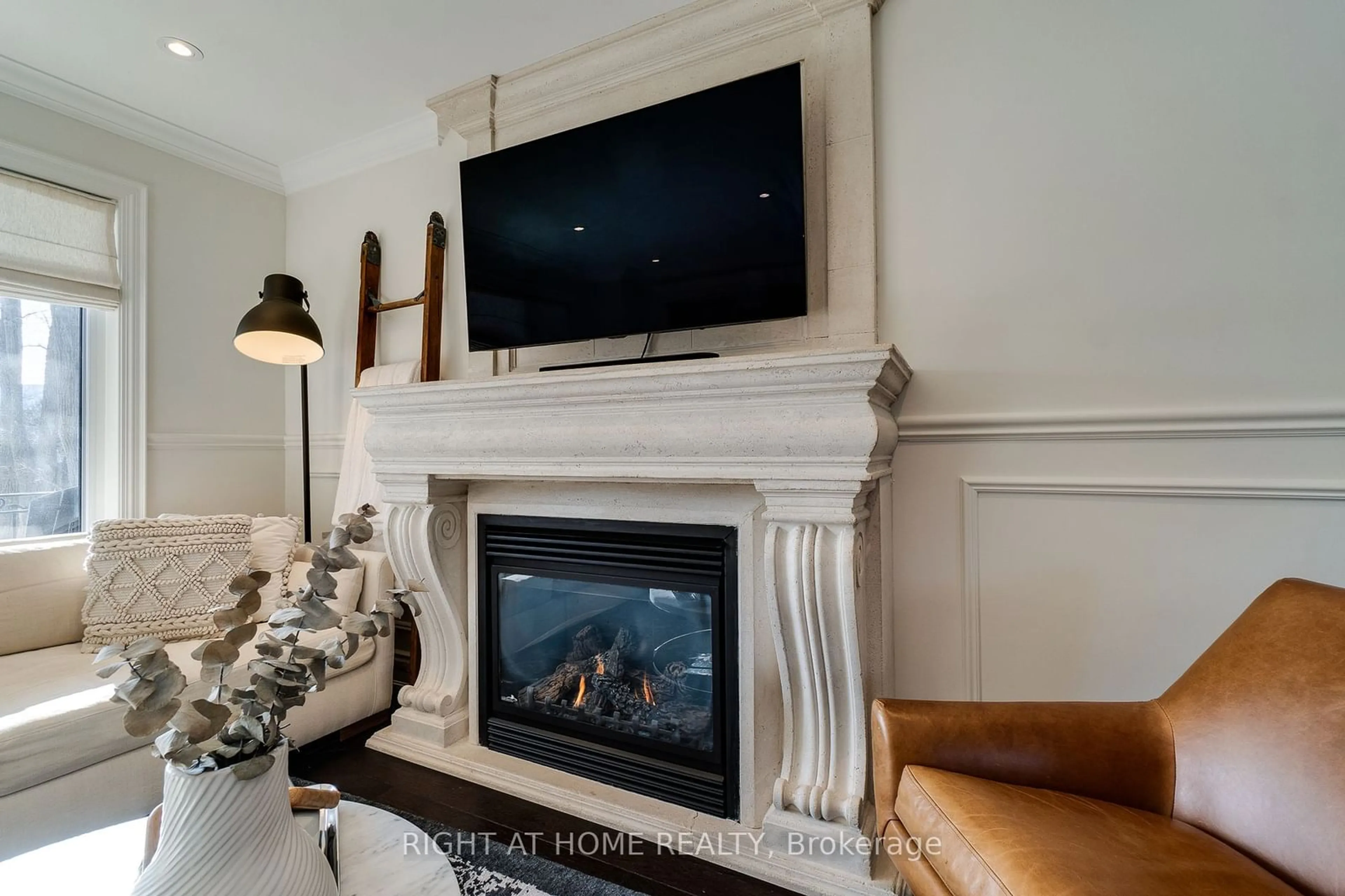 Home theater for 92 Ridgevale Dr, Toronto Ontario M6A 1L3