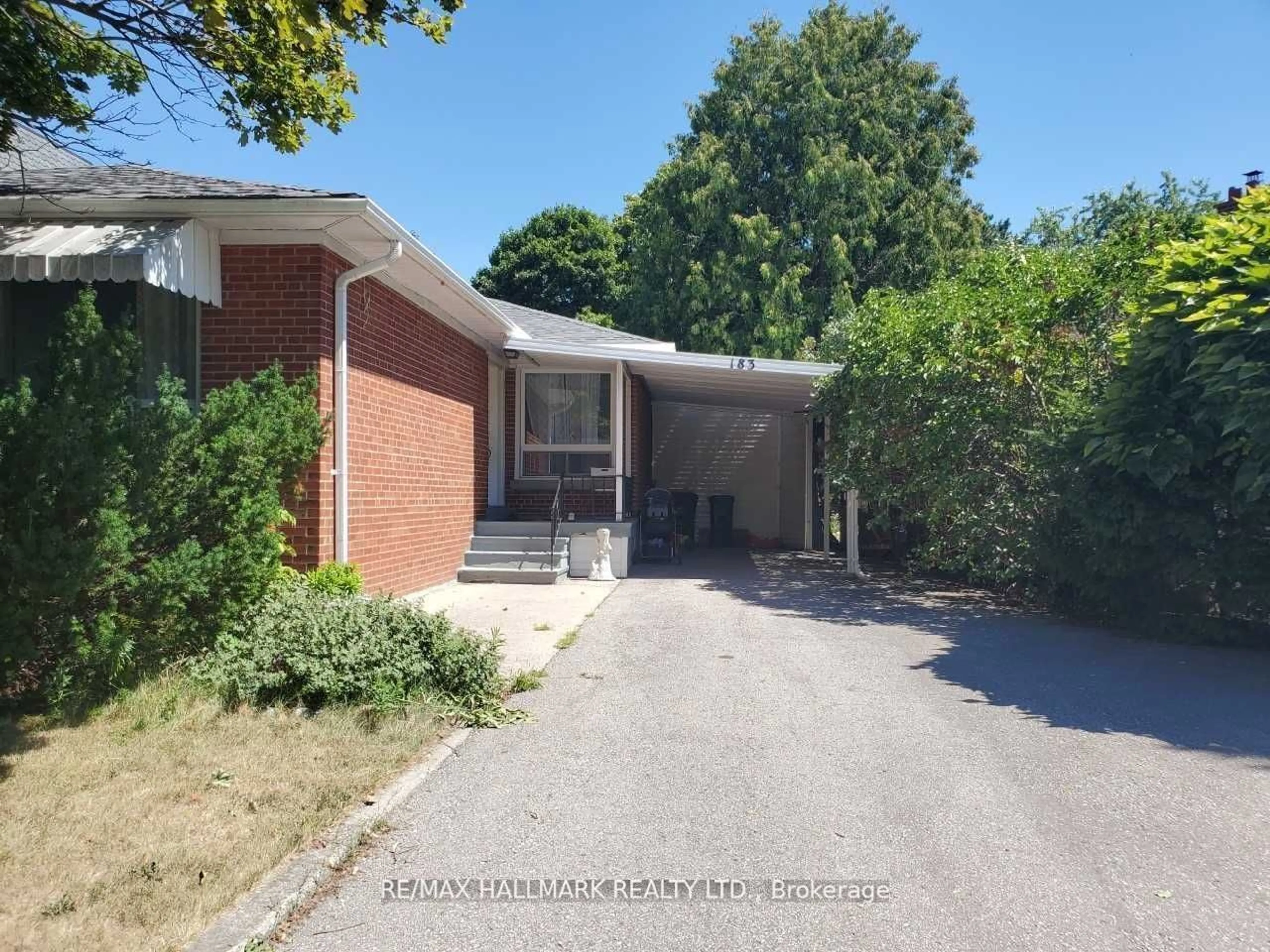 A pic from outside/outdoor area/front of a property/back of a property/a pic from drone, street for 183 Maxome Ave, Toronto Ontario M2M 3L1