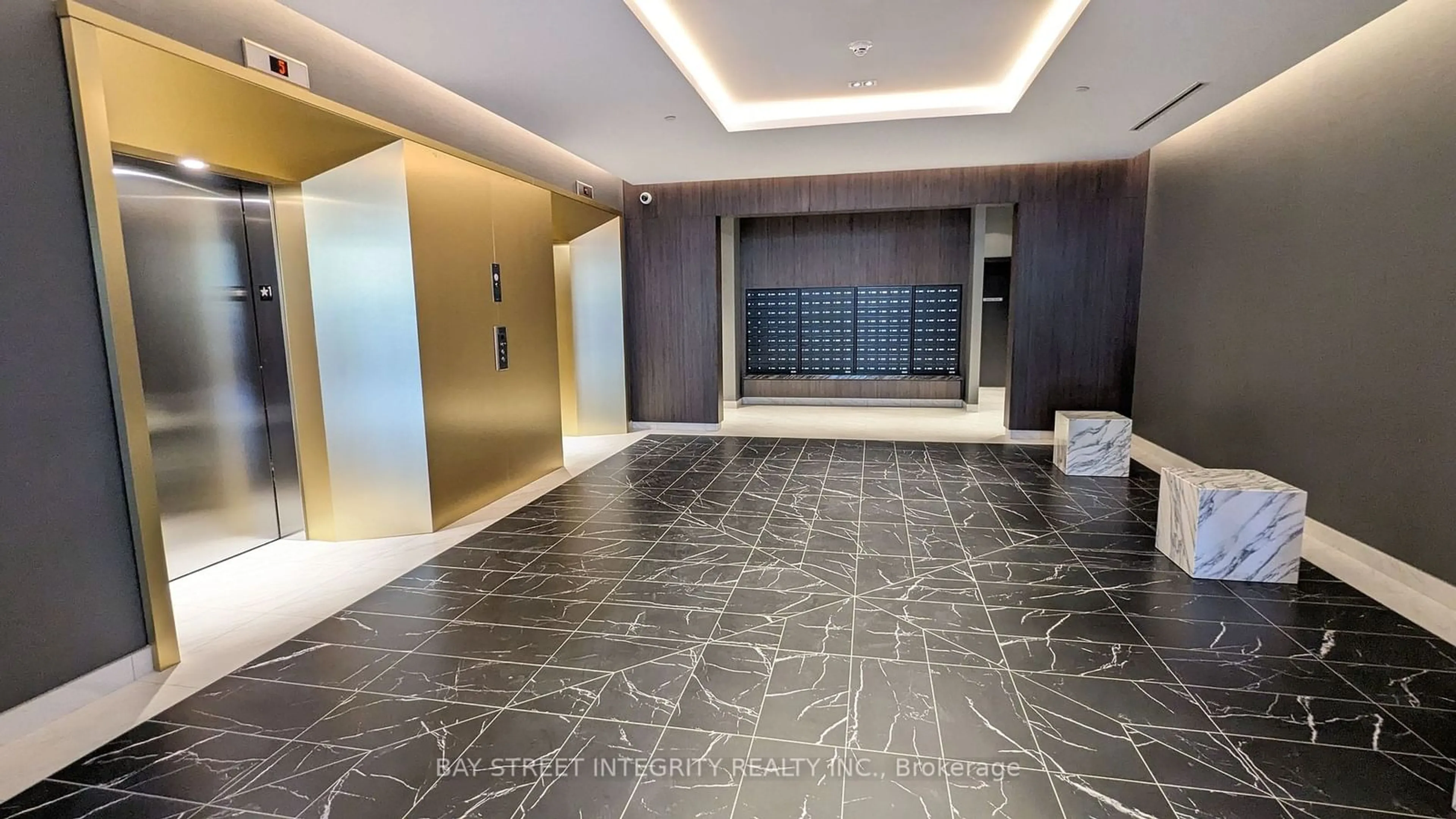 Indoor foyer for 500 DUPONT St #503, Toronto Ontario M6G 1Y7