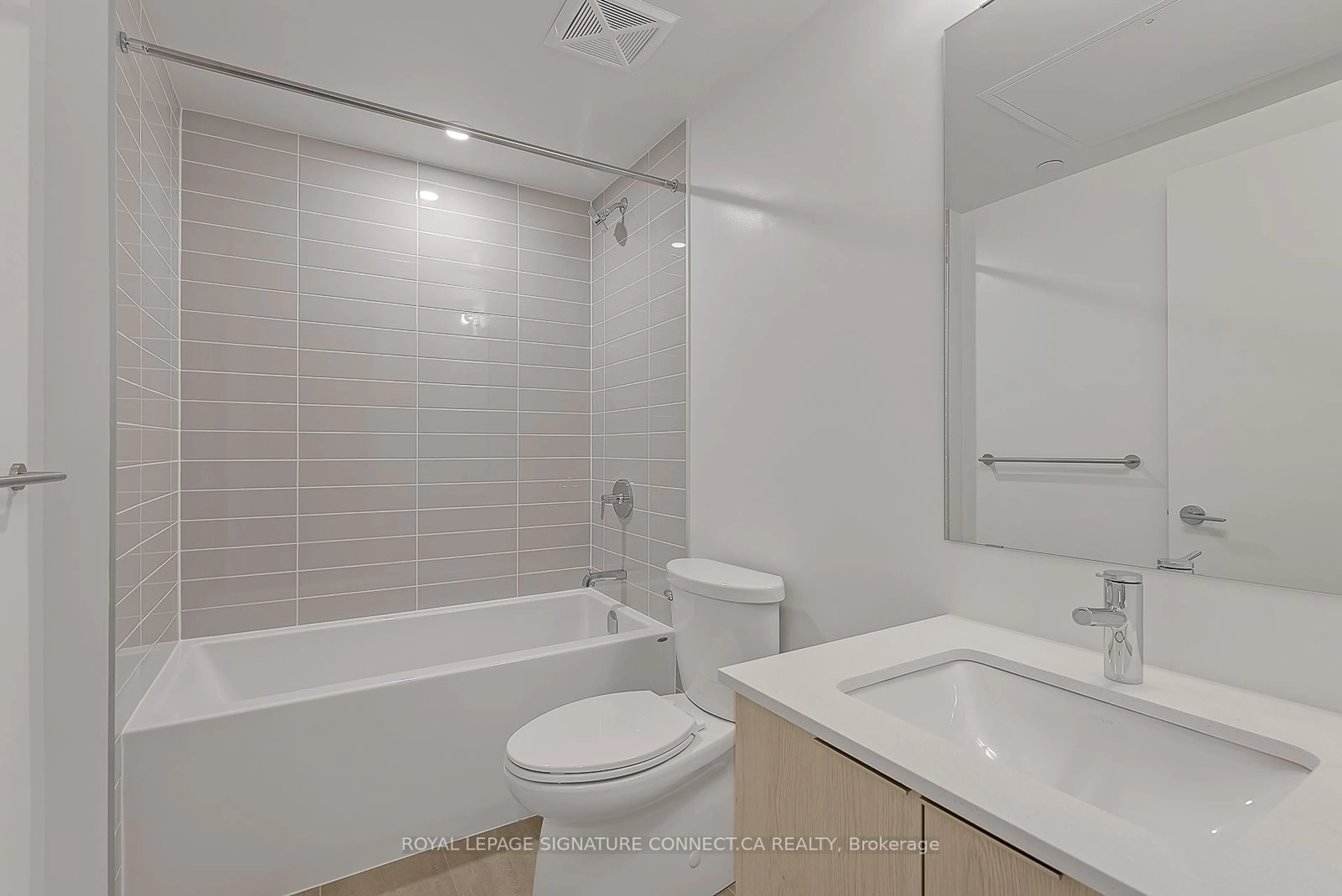 Standard bathroom, ceramic/tile floor for 357 King St #3405, Toronto Ontario M5V 1K1