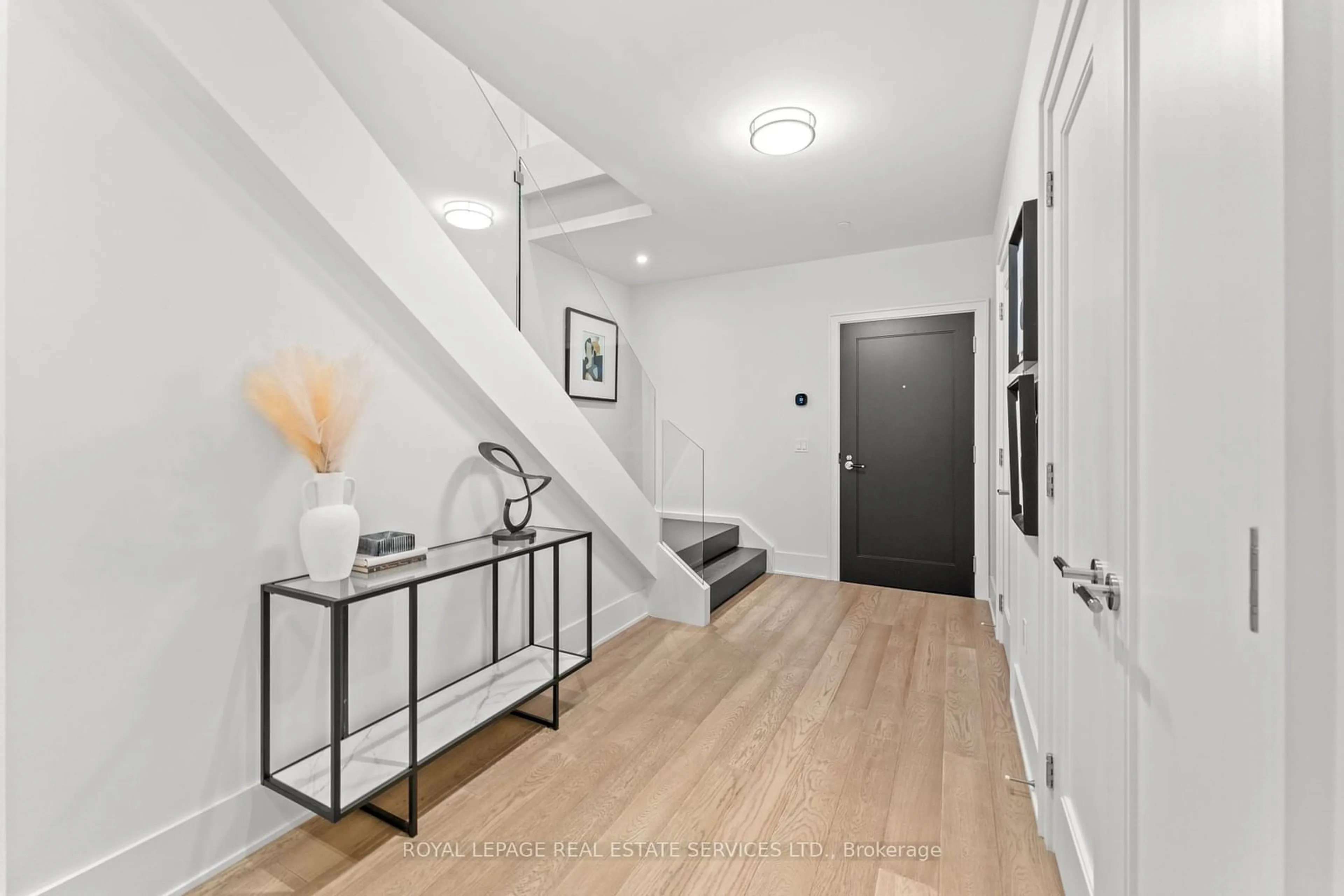 Indoor entryway for 36 Birch Ave #102, Toronto Ontario M4V 0B5