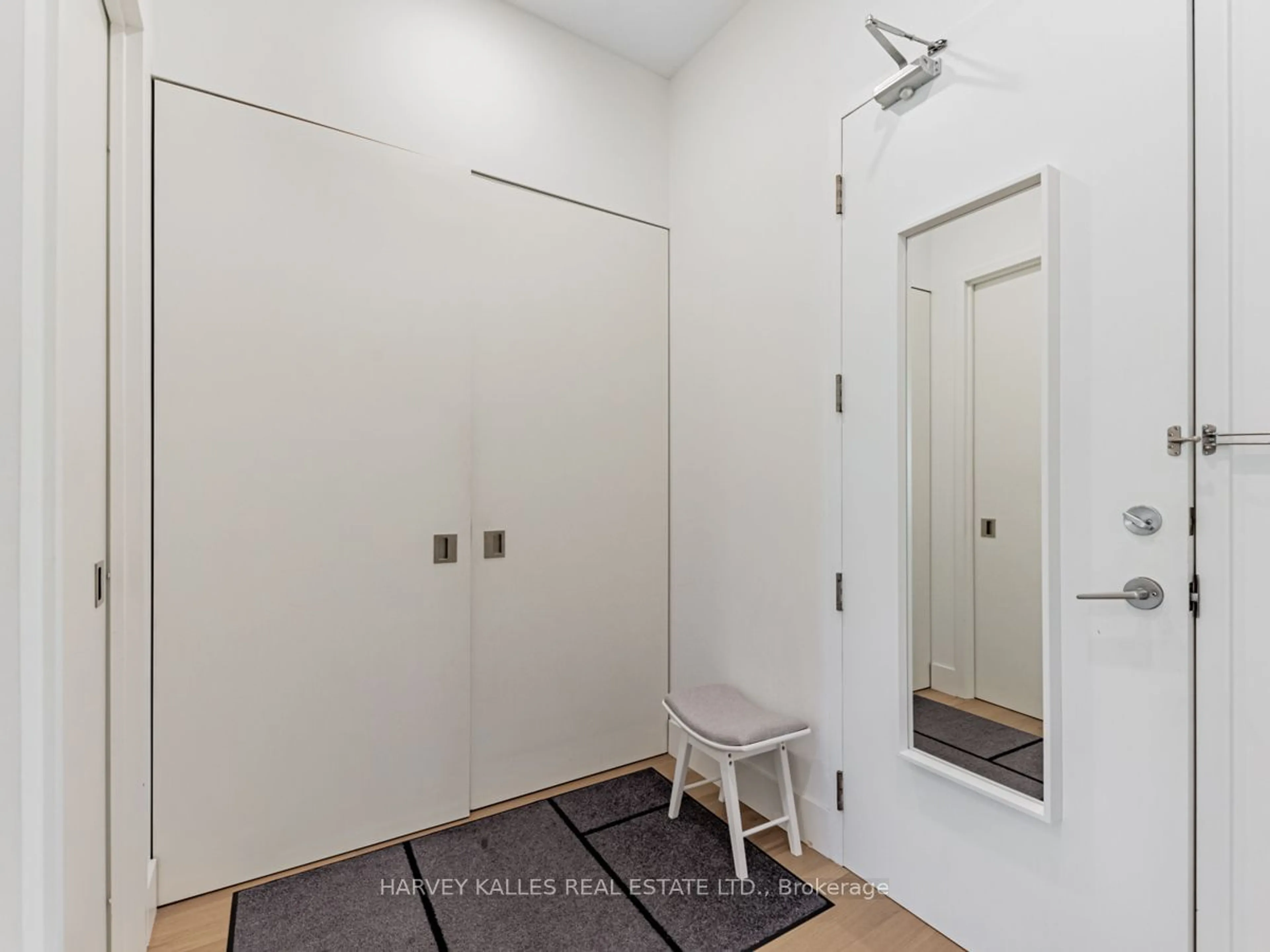 Indoor entryway for 562 Eglinton Ave #202, Toronto Ontario M4P 1P1