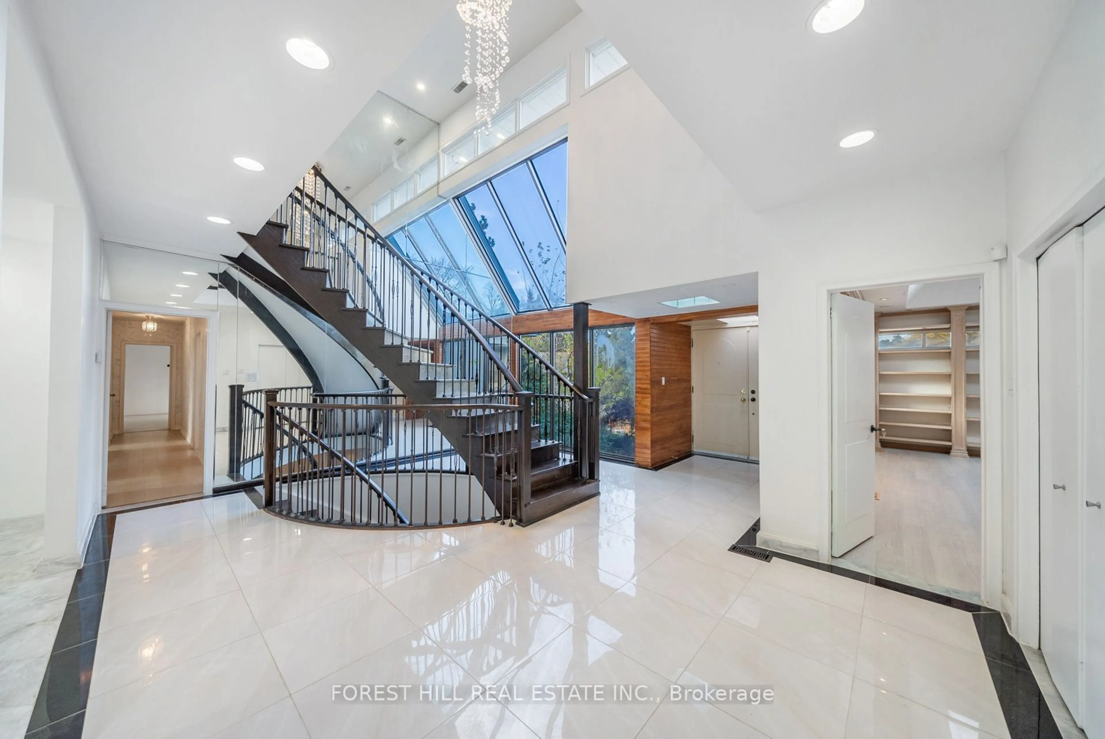 Indoor foyer for 1 Caldy Crt, Toronto Ontario M2L 2J5