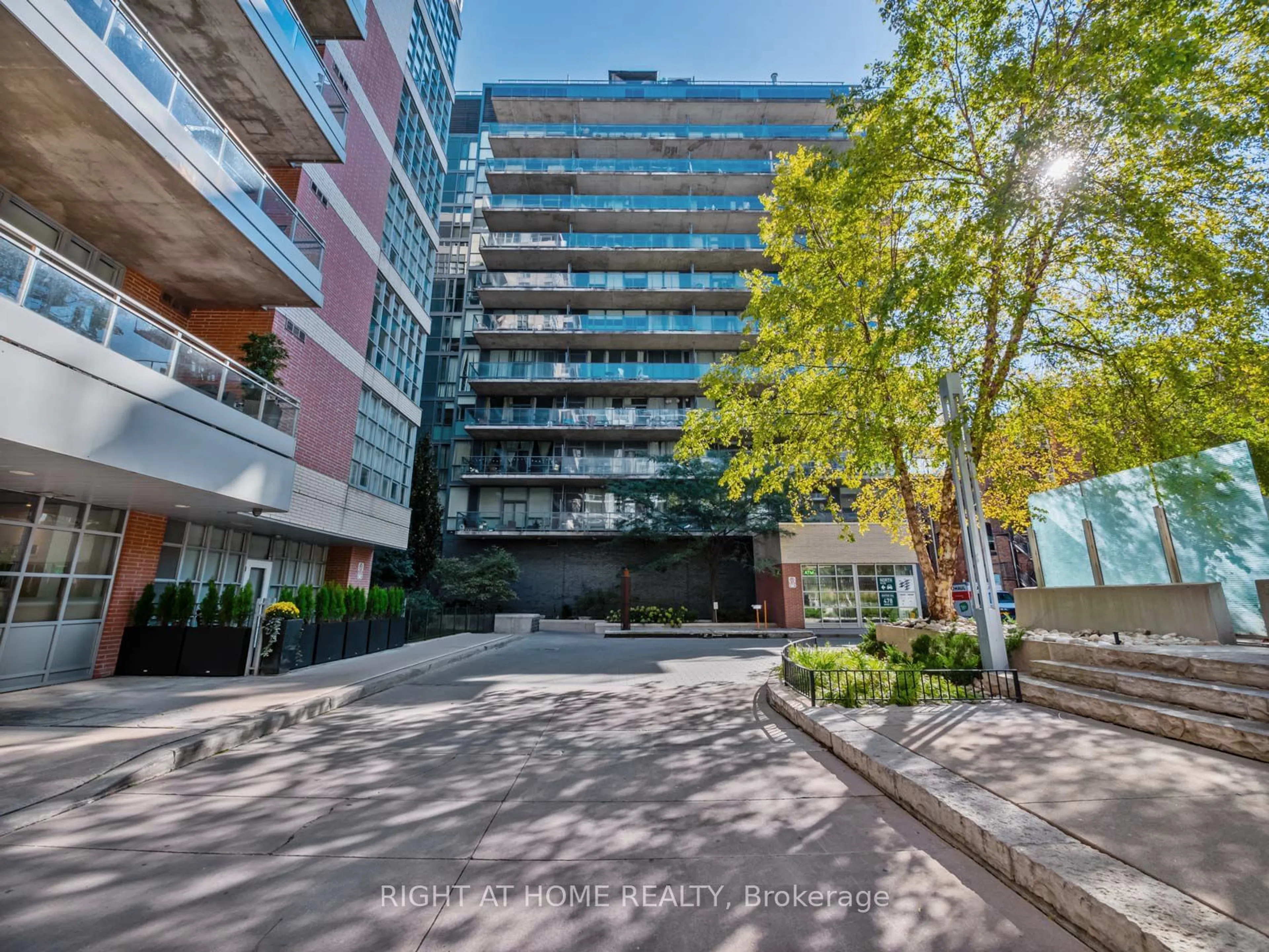 A pic from outside/outdoor area/front of a property/back of a property/a pic from drone, street for 478 King St #815, Toronto Ontario M5V 1L7