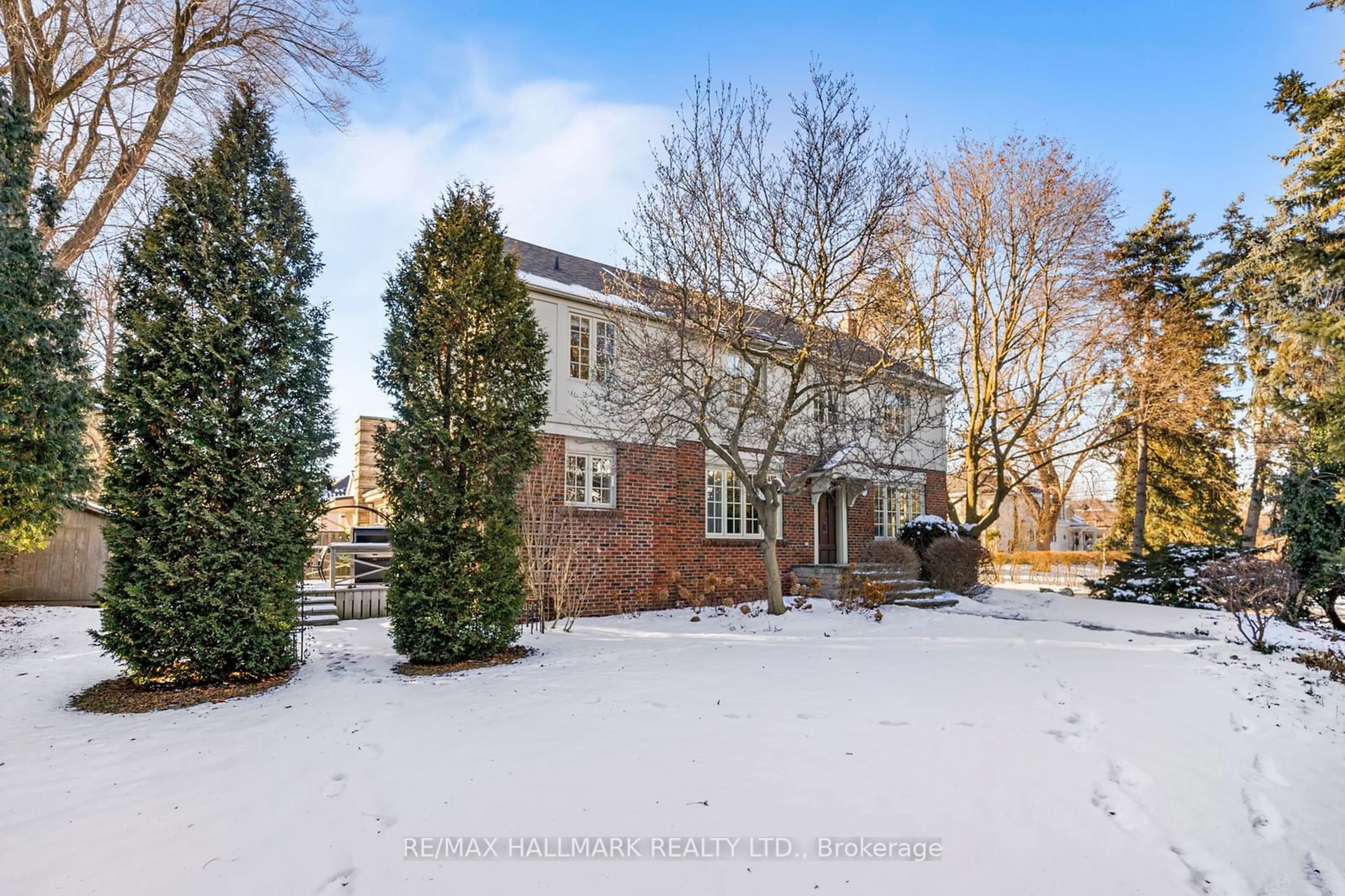 A pic from outside/outdoor area/front of a property/back of a property/a pic from drone, street for 218 Yonge Blvd, Toronto Ontario M5M 3H8