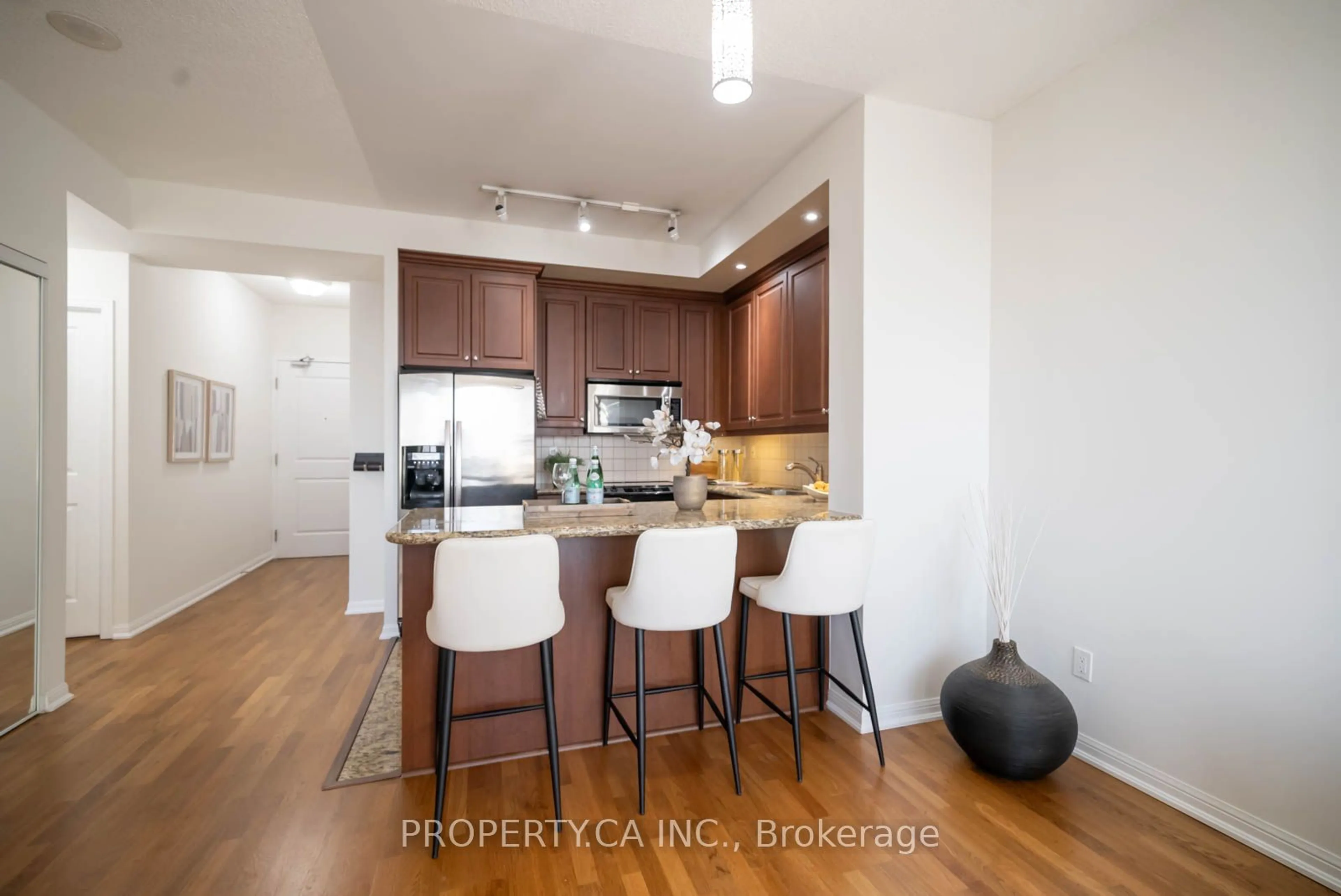 Open concept kitchen, wood/laminate floor for 628 Fleet St #833, Toronto Ontario M5V 1A9