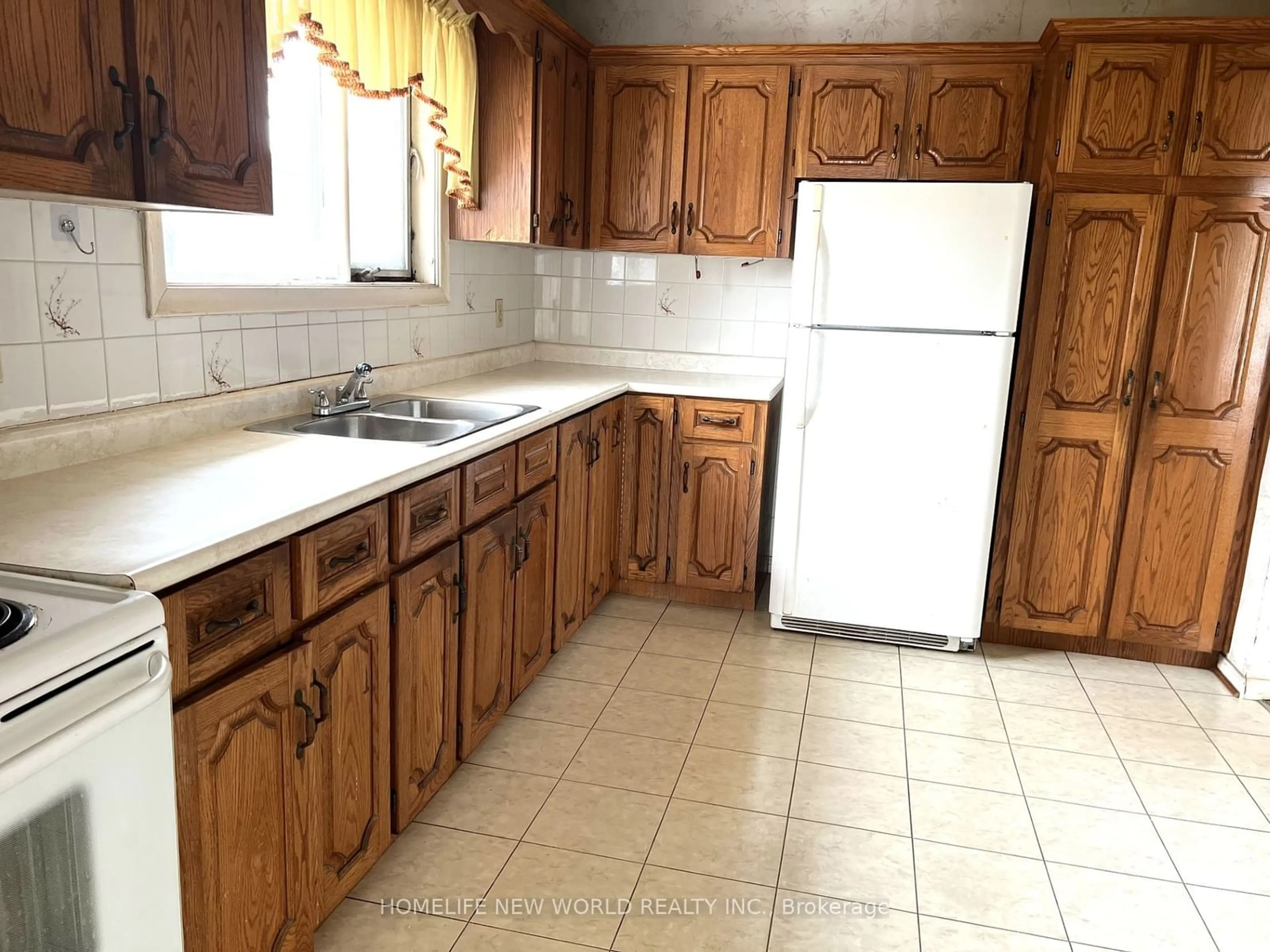 Standard kitchen, ceramic/tile floor for 187 Acton Ave, Toronto Ontario M3H 4H6