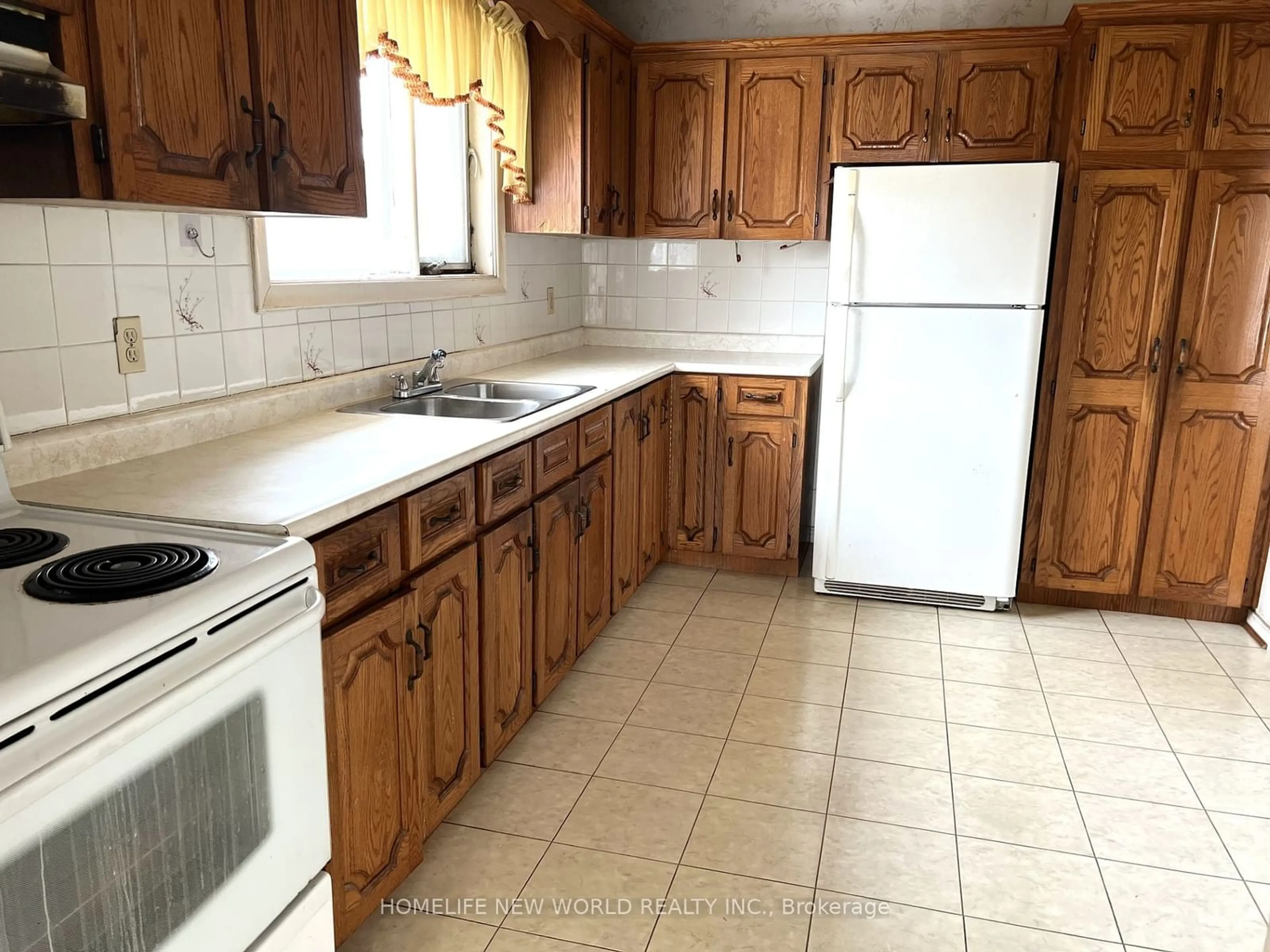 Standard kitchen, ceramic/tile floor for 187 Acton Ave, Toronto Ontario M3H 4H6