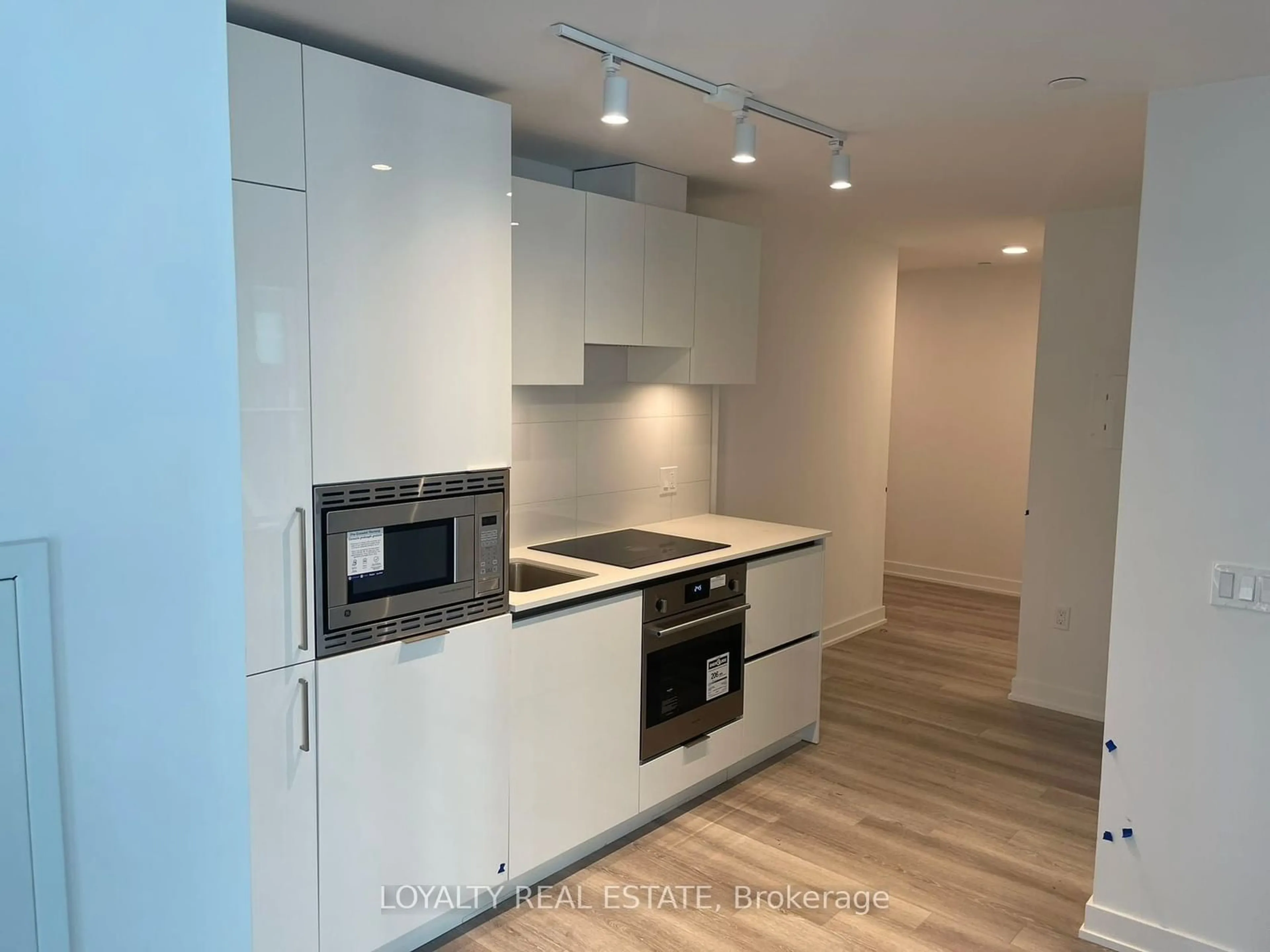 Standard kitchen, wood/laminate floor for 230 Simcoe St #2312, Toronto Ontario M5T 1T4