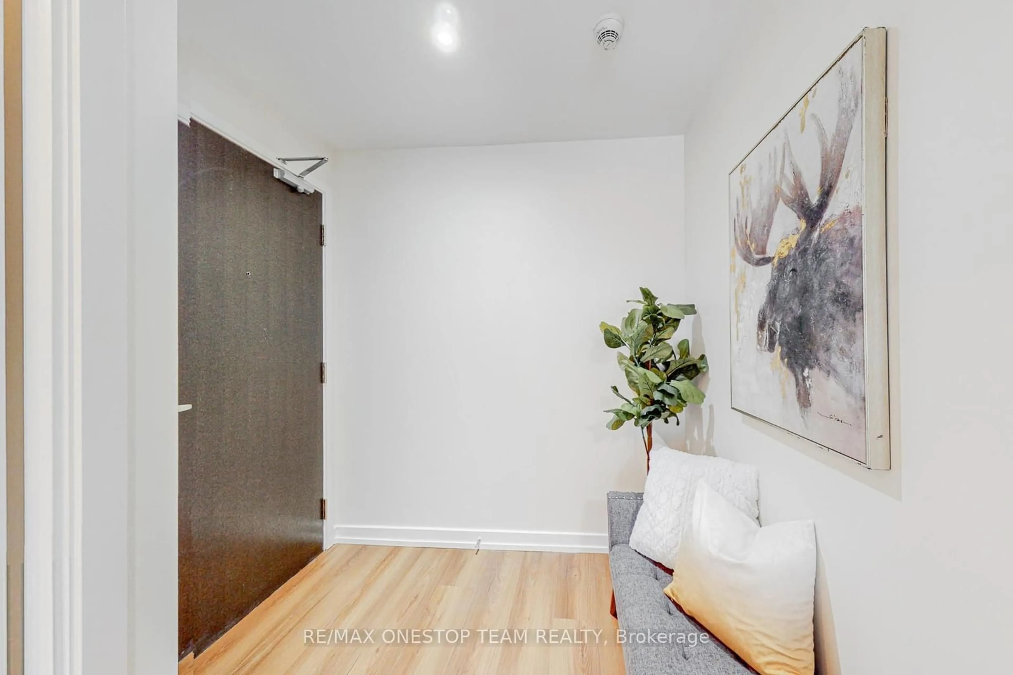 Indoor entryway for 8 Telegram Mews #908, Toronto Ontario M5V 3Z5