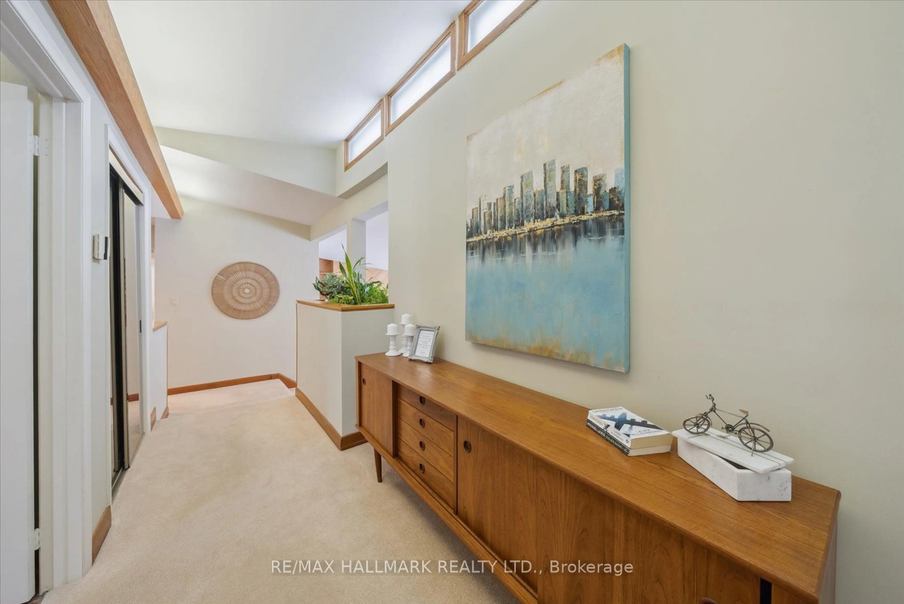 Indoor foyer for 27 Woodcliff Pl, Toronto Ontario M3B 3A5