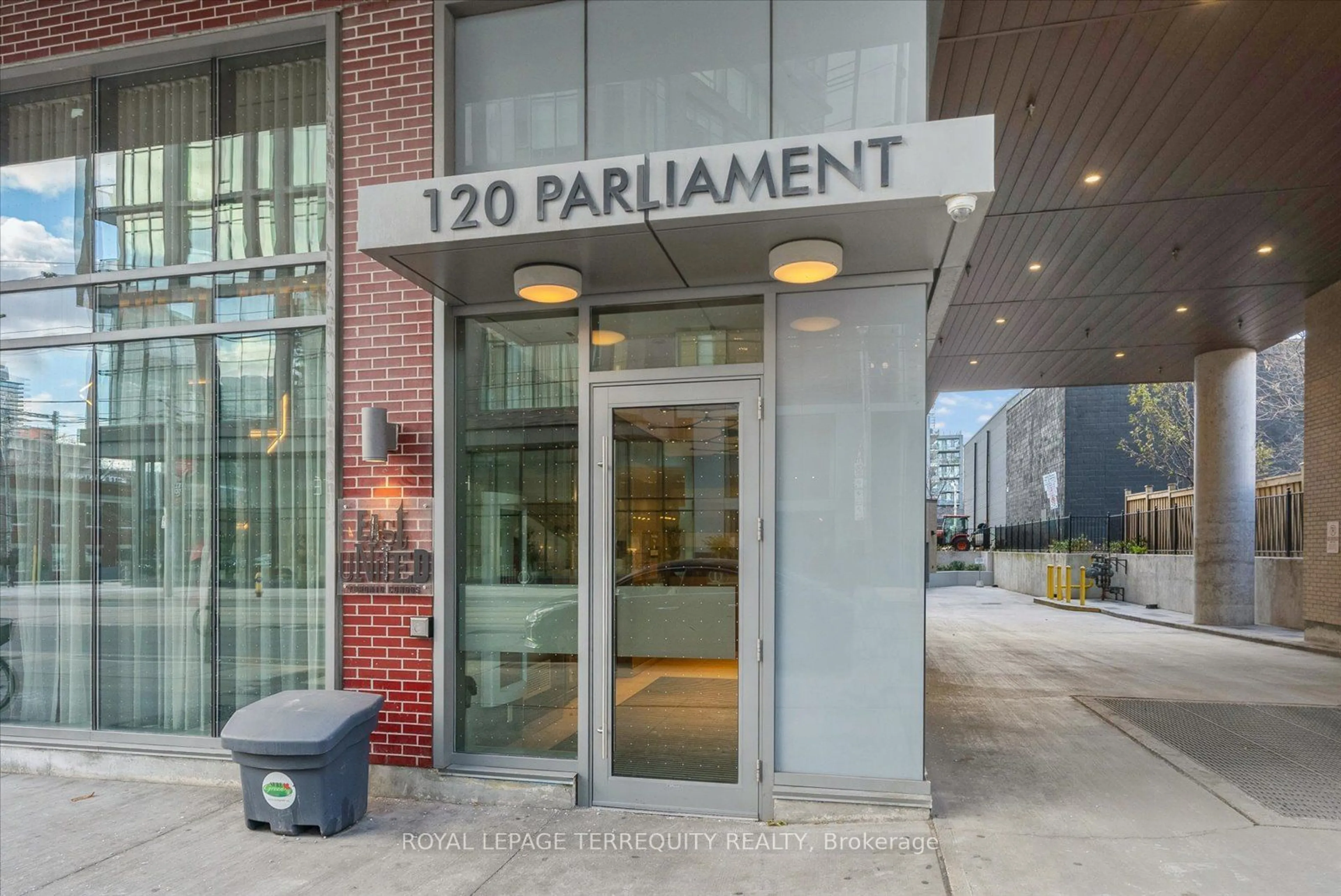 Indoor foyer for 120 Parliament St #501, Toronto Ontario M5A 0N6