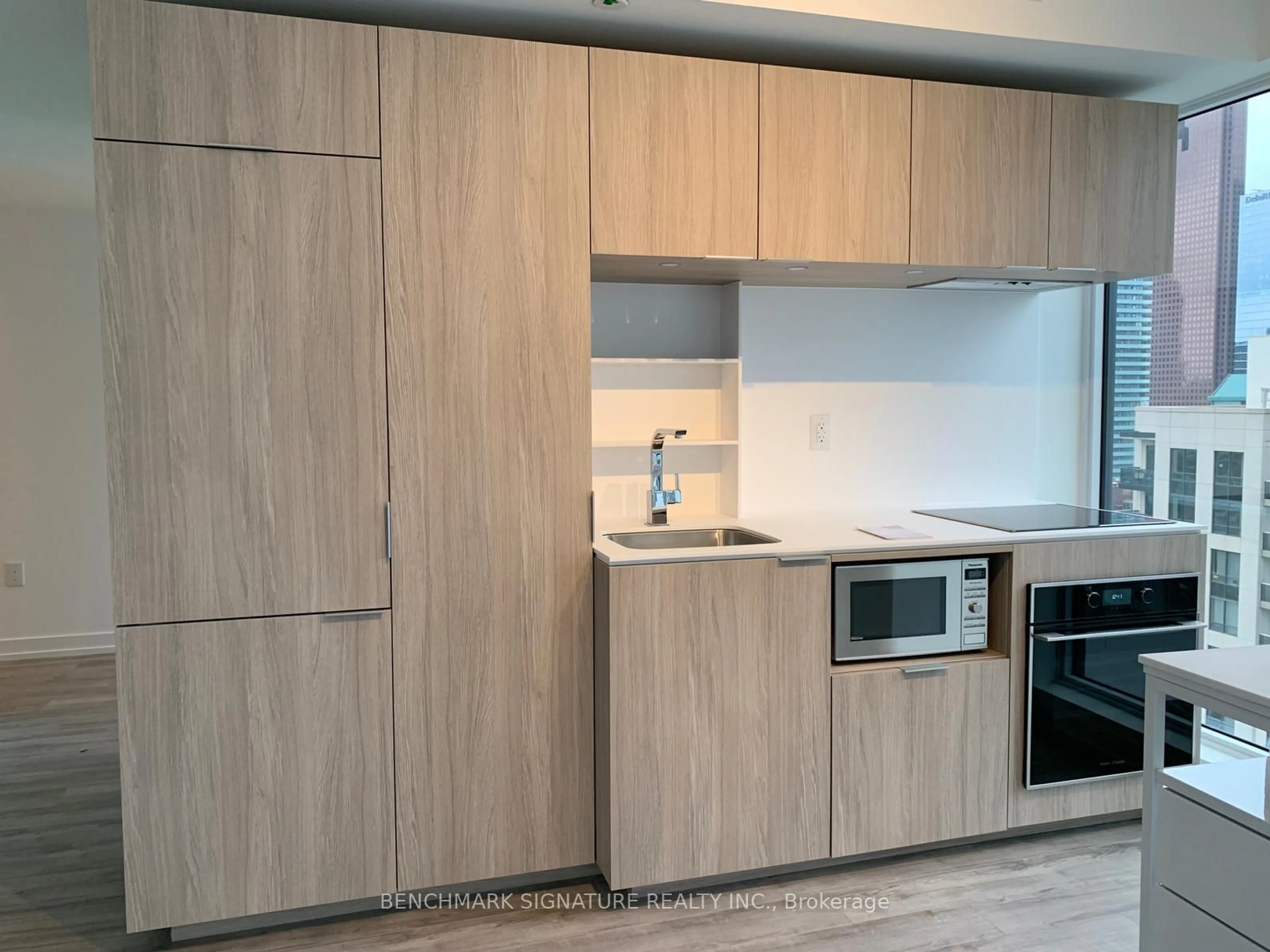 Standard kitchen, wood/laminate floor for 77 Shuter St #3113, Toronto Ontario M5B 0B8