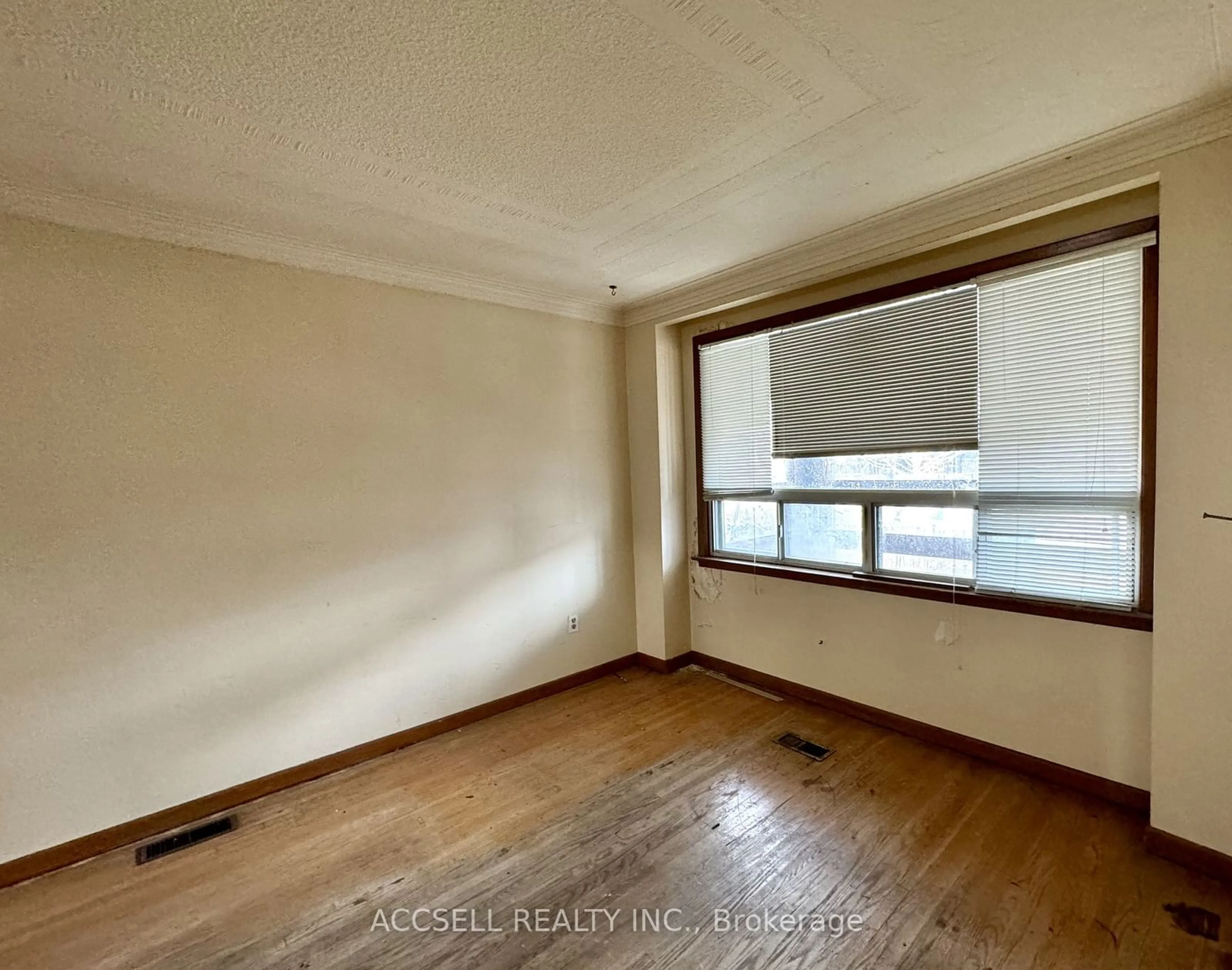 A pic of a room for 684 Manning Ave, Toronto Ontario M6G 2W4