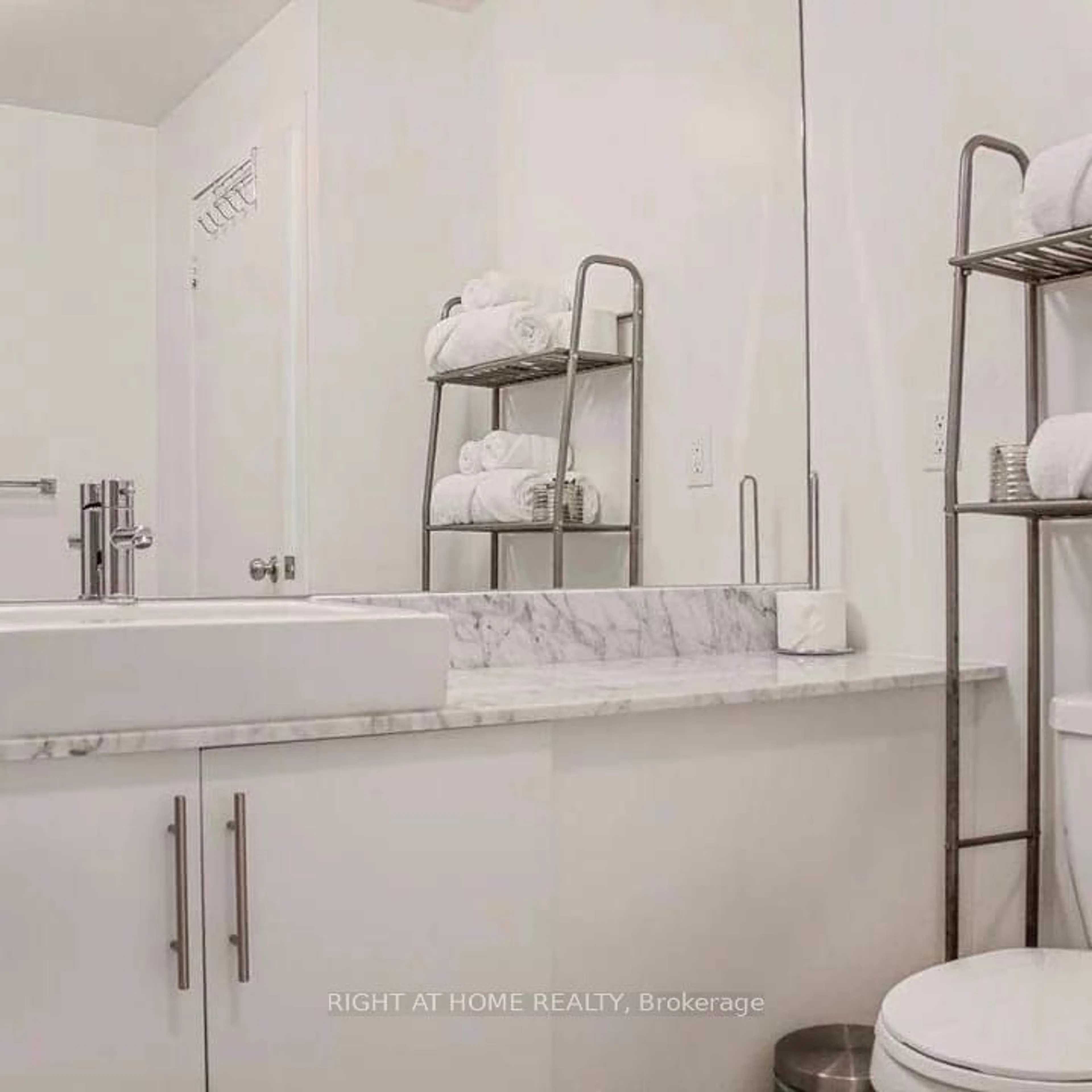 Standard bathroom, ceramic/tile floor for 65 Bremner Blvd #2908, Toronto Ontario M5J 0A7