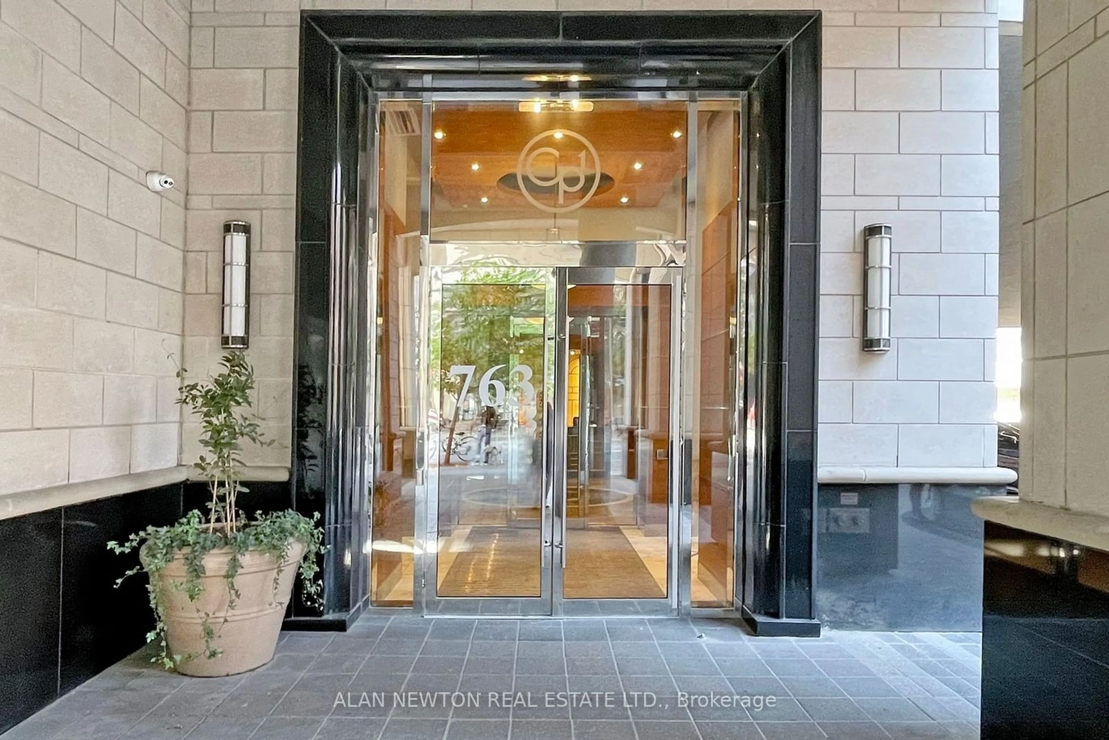 Indoor foyer for 763 Bay St #1910, Toronto Ontario M5G 2R3