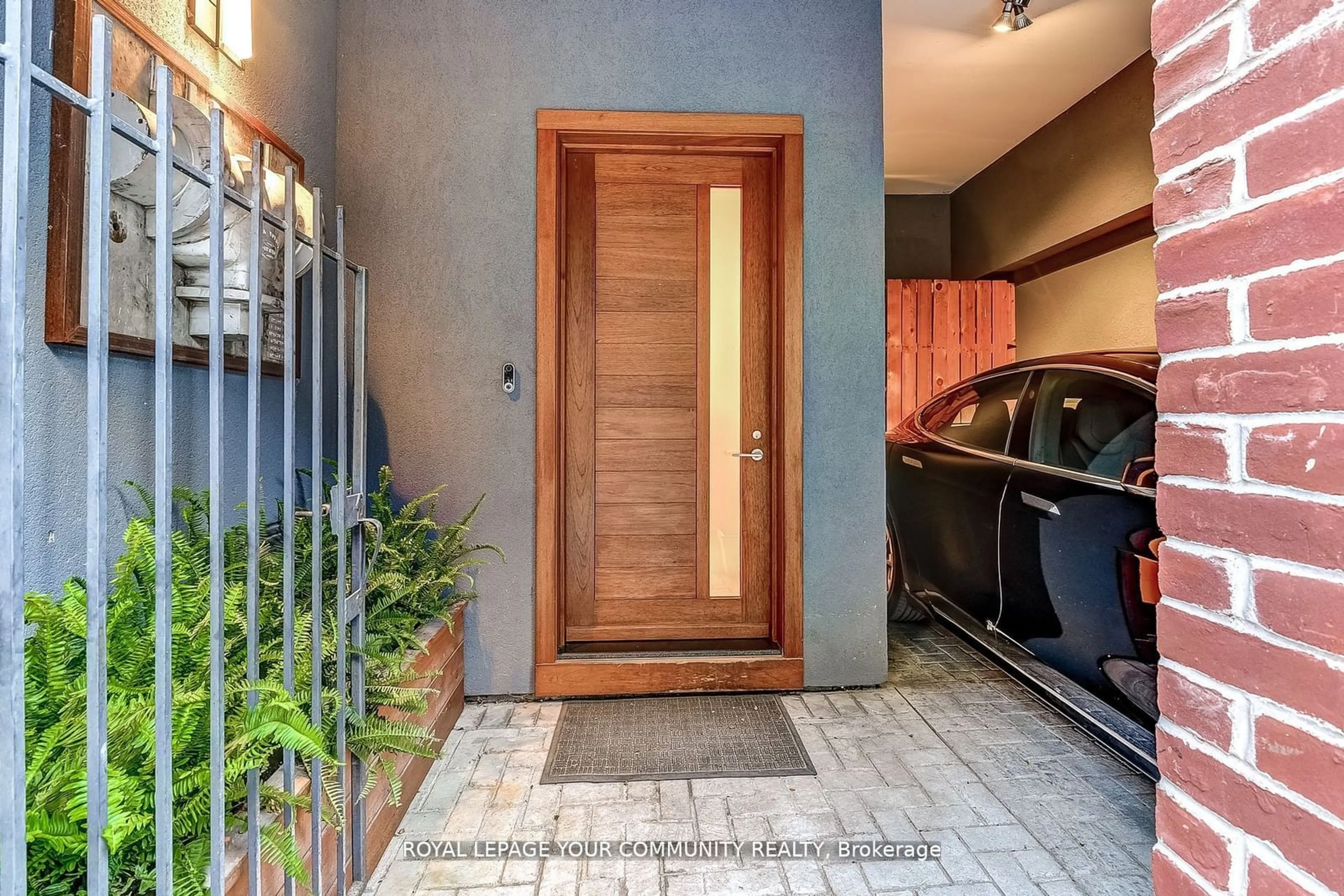 Indoor entryway for 6 Croft St, Toronto Ontario M5S 2N8