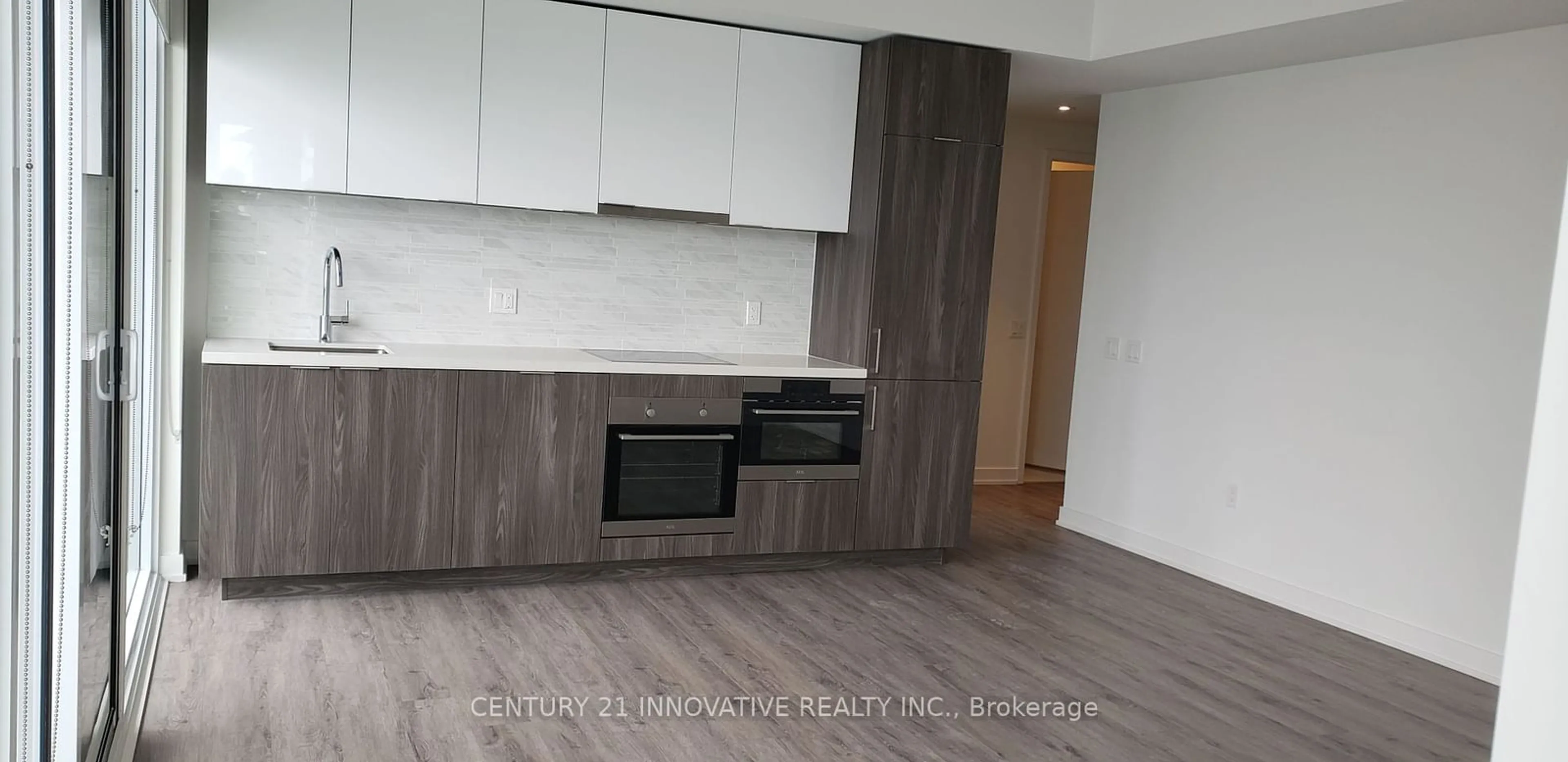 Standard kitchen, wood/laminate floor for 15 Queens Quay #911, Toronto Ontario M5E 0A4