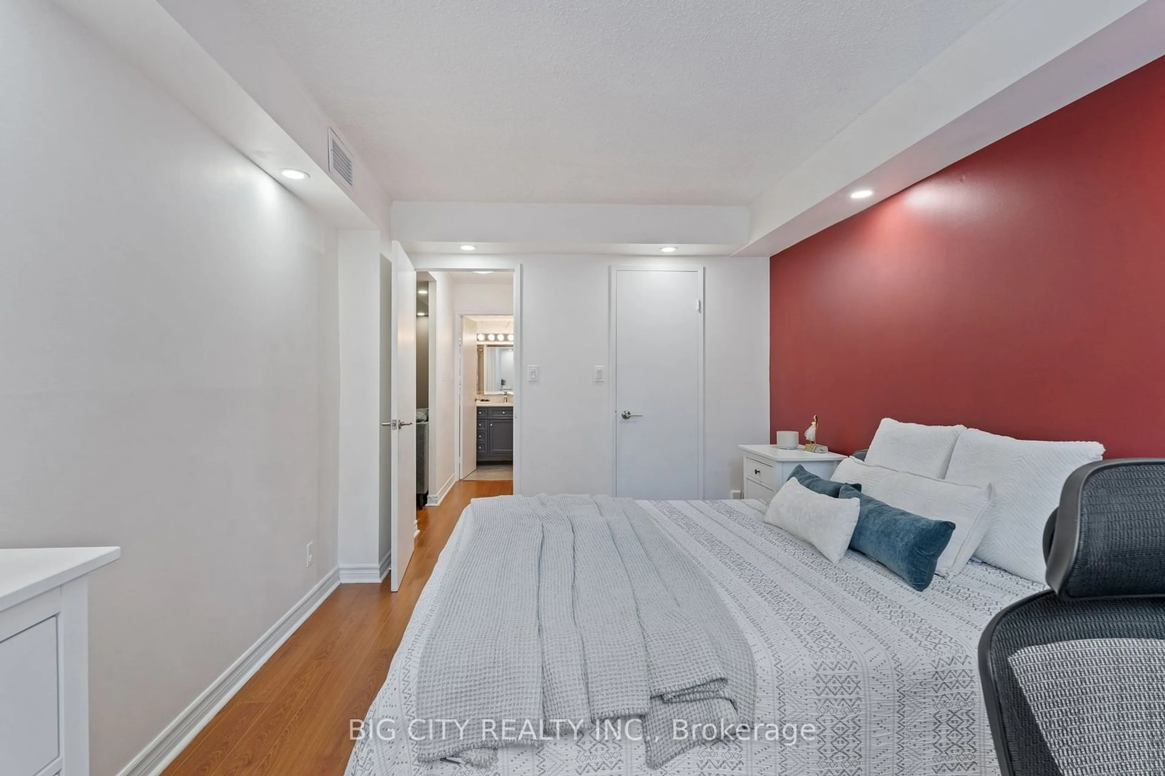 Bedroom with bed, unknown for 633 Bay St #721, Toronto Ontario M5G 2G4