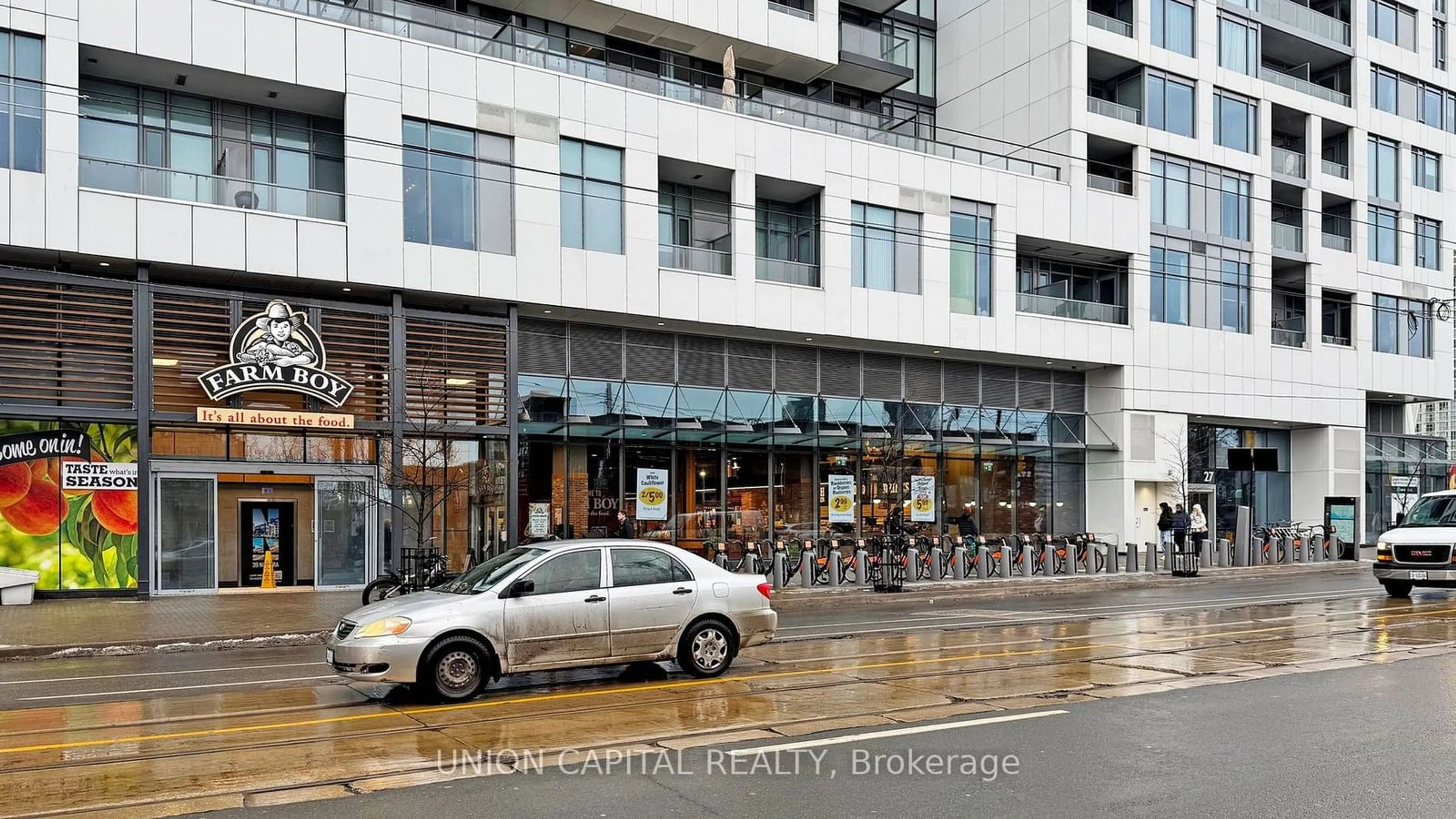 Indoor foyer for 27 Bathurst St #719, Toronto Ontario M5V 0R1