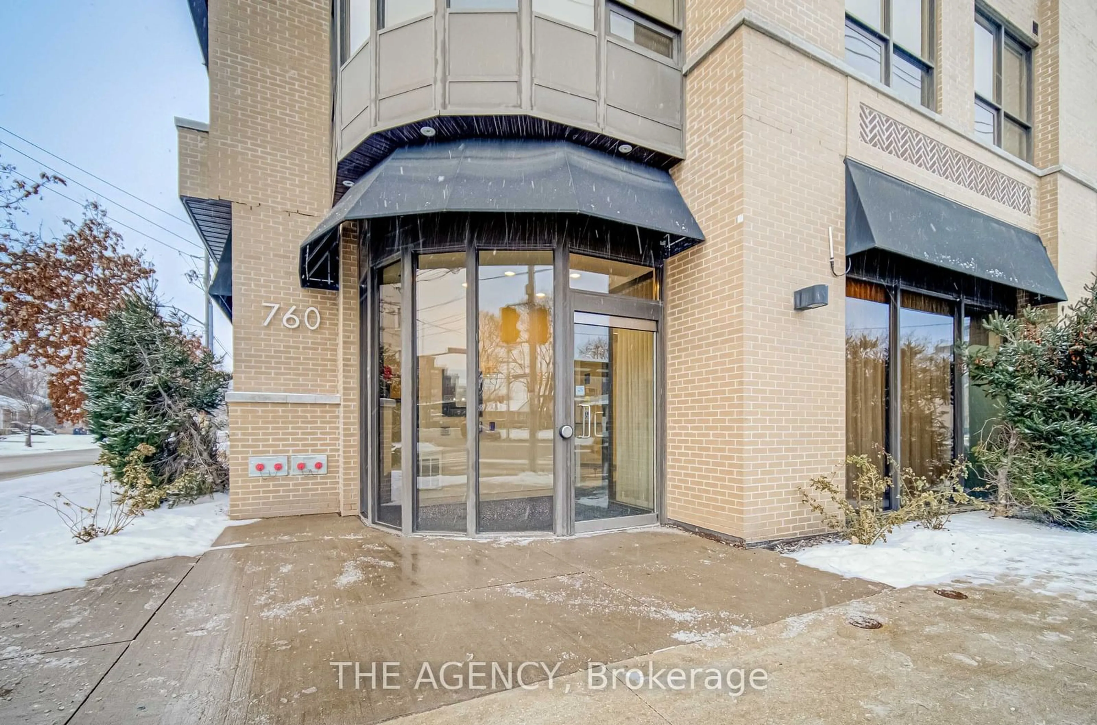 Indoor foyer for 760 Sheppard Ave #415, Toronto Ontario M3H 0B3