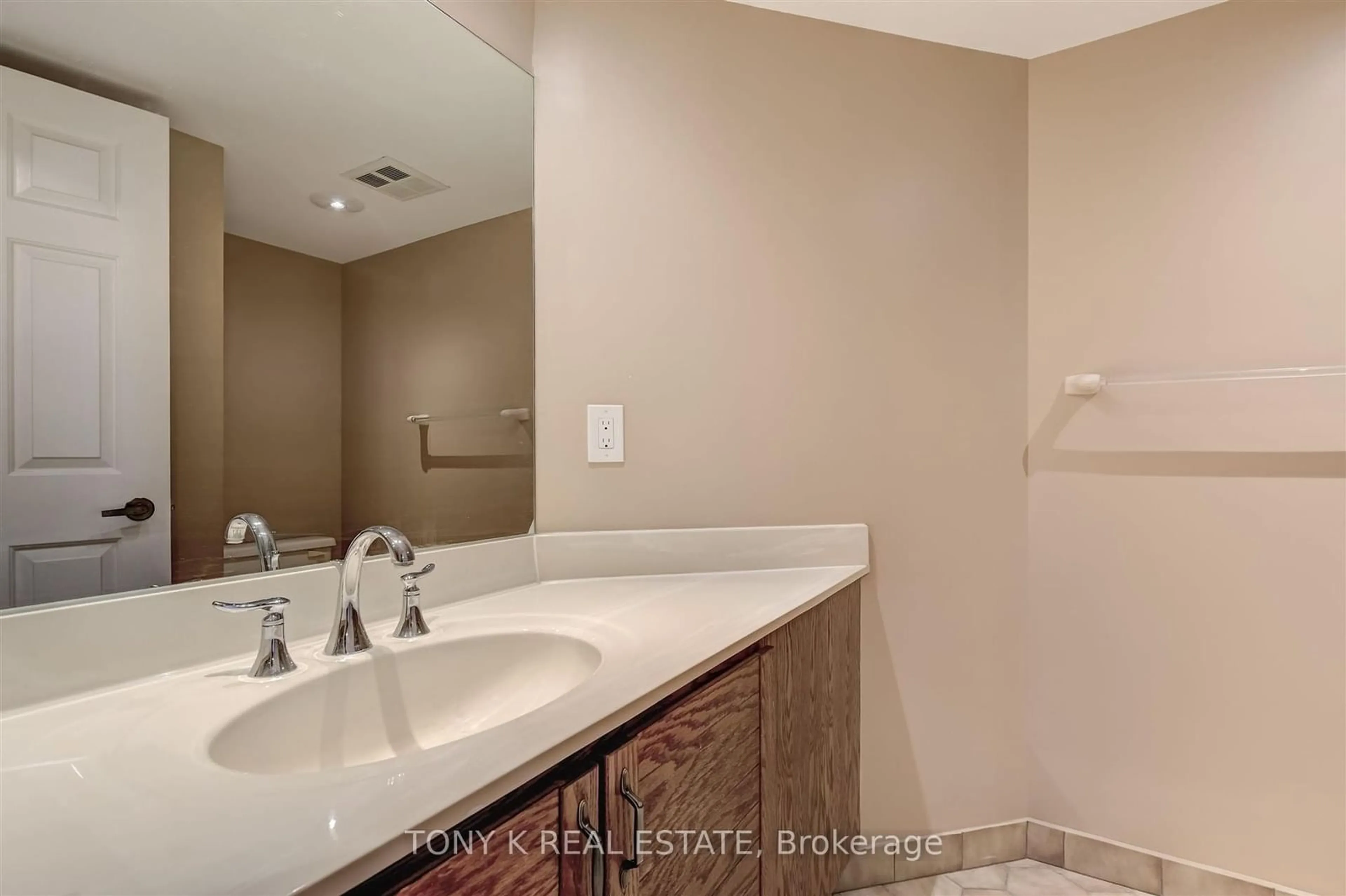 Standard bathroom, ceramic/tile floor for 5444 Yonge St #502A, Toronto Ontario M2N 6J4