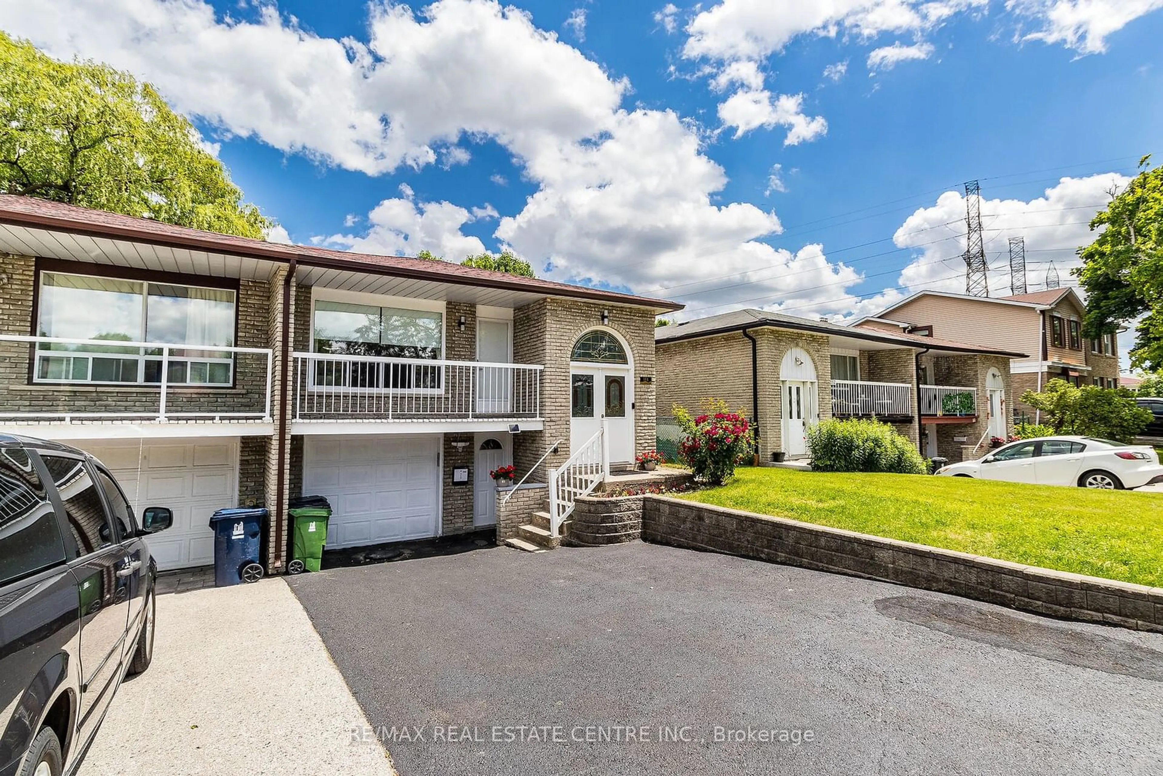 A pic from outside/outdoor area/front of a property/back of a property/a pic from drone, street for 114 Sexton Cres, Toronto Ontario M2H 2L6