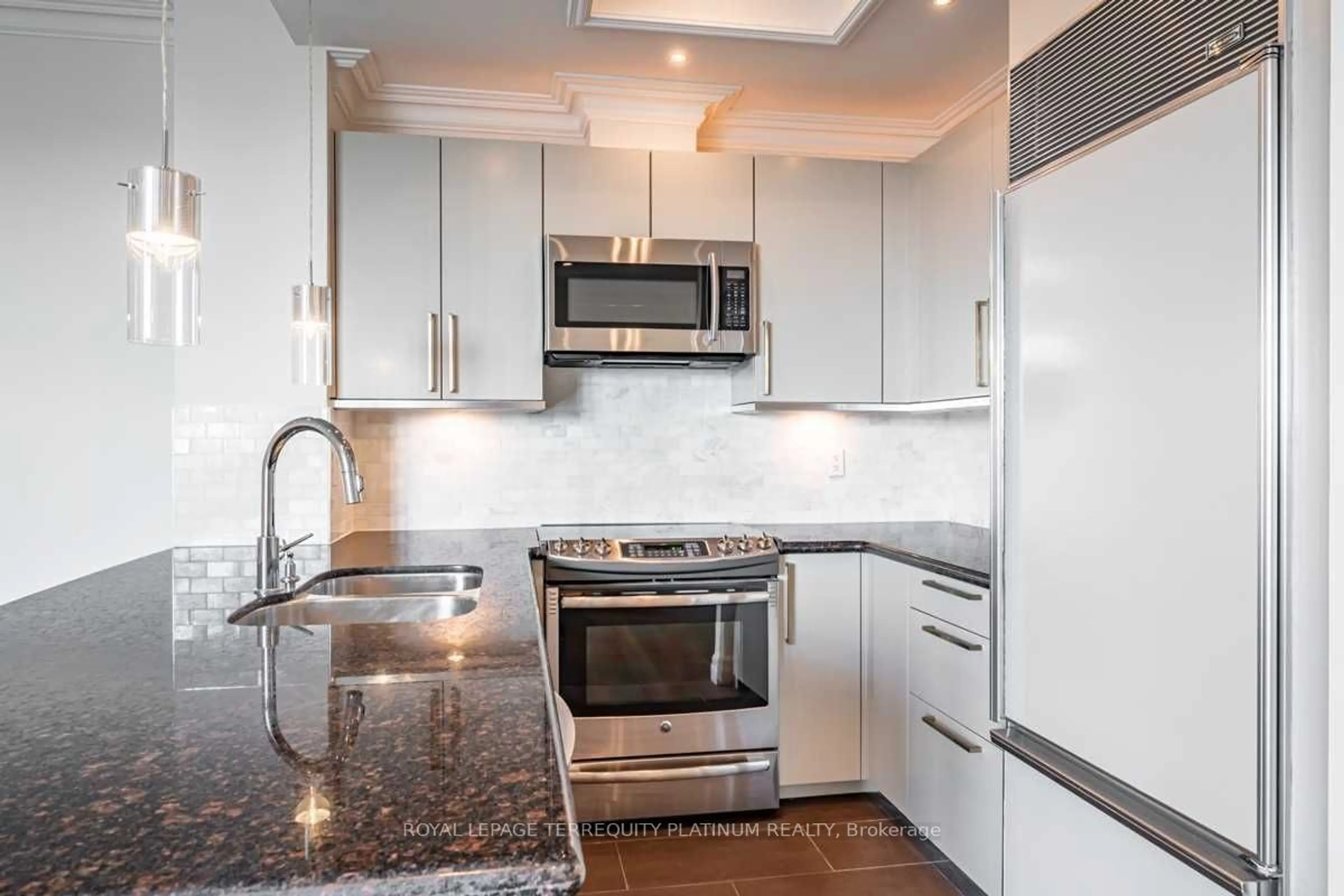 Standard kitchen, unknown for 38 Avenue Rd #902, Toronto Ontario M5R 2G2