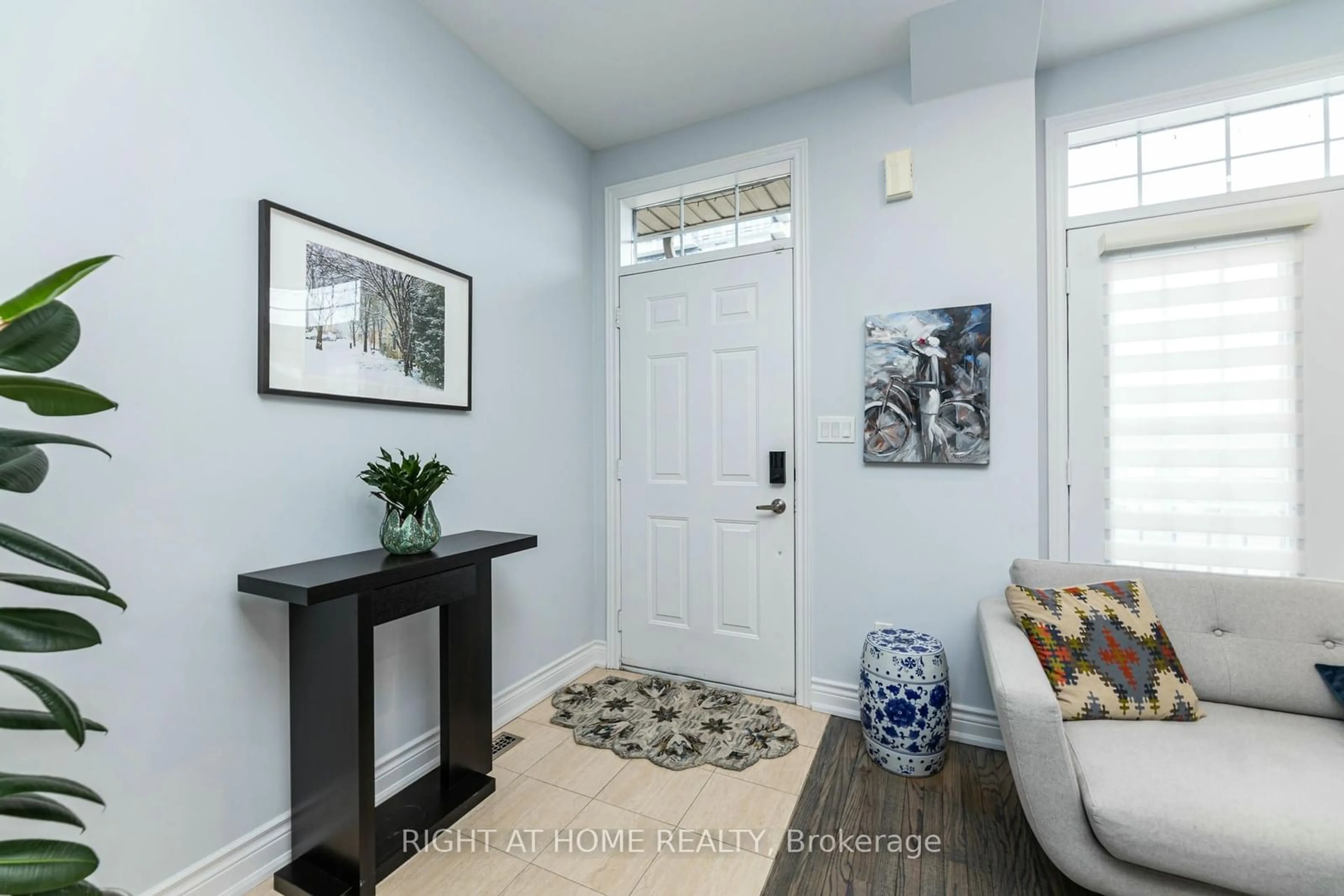 Indoor entryway for 34 Horsham Ave, Toronto Ontario M2N 1Z7