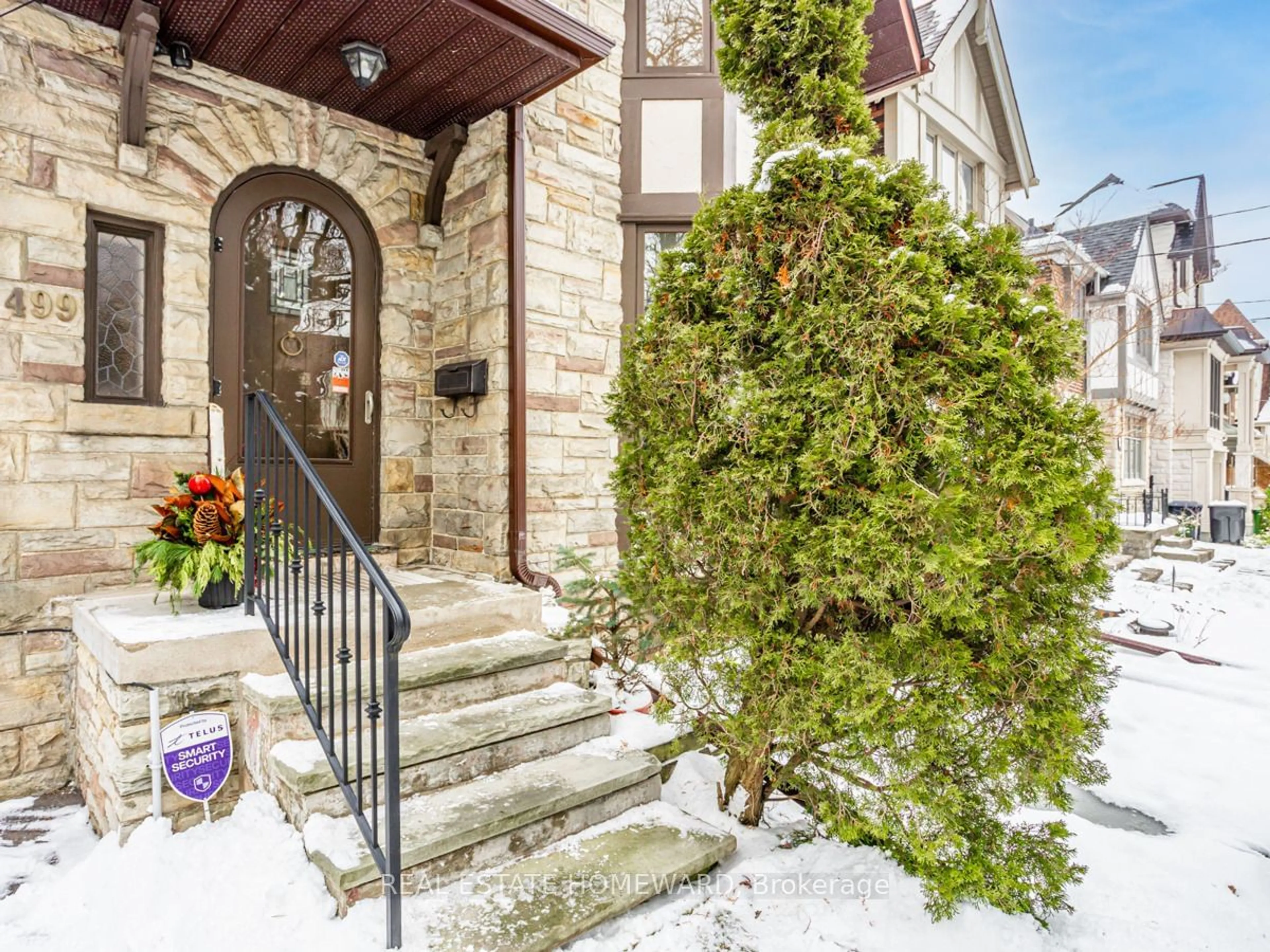 Indoor entryway for 499 St Clements Ave, Toronto Ontario M5N 1M3