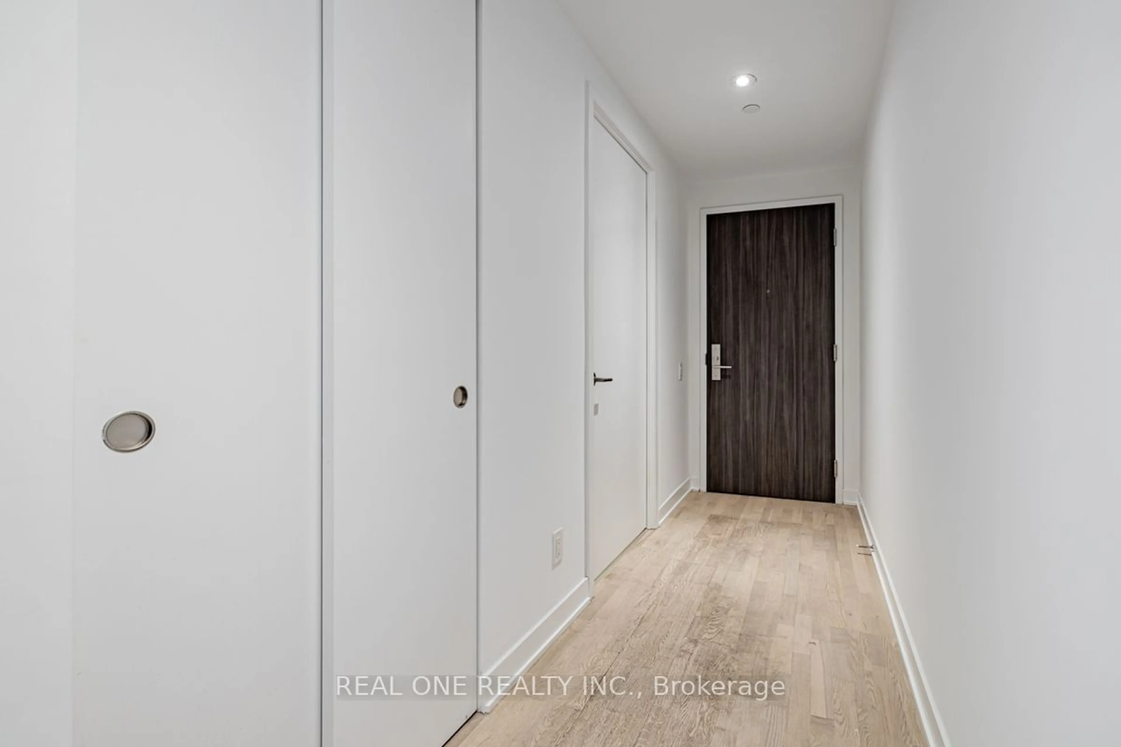 Indoor entryway for 185 Roehampton Ave #2907, Toronto Ontario M4P 1R4