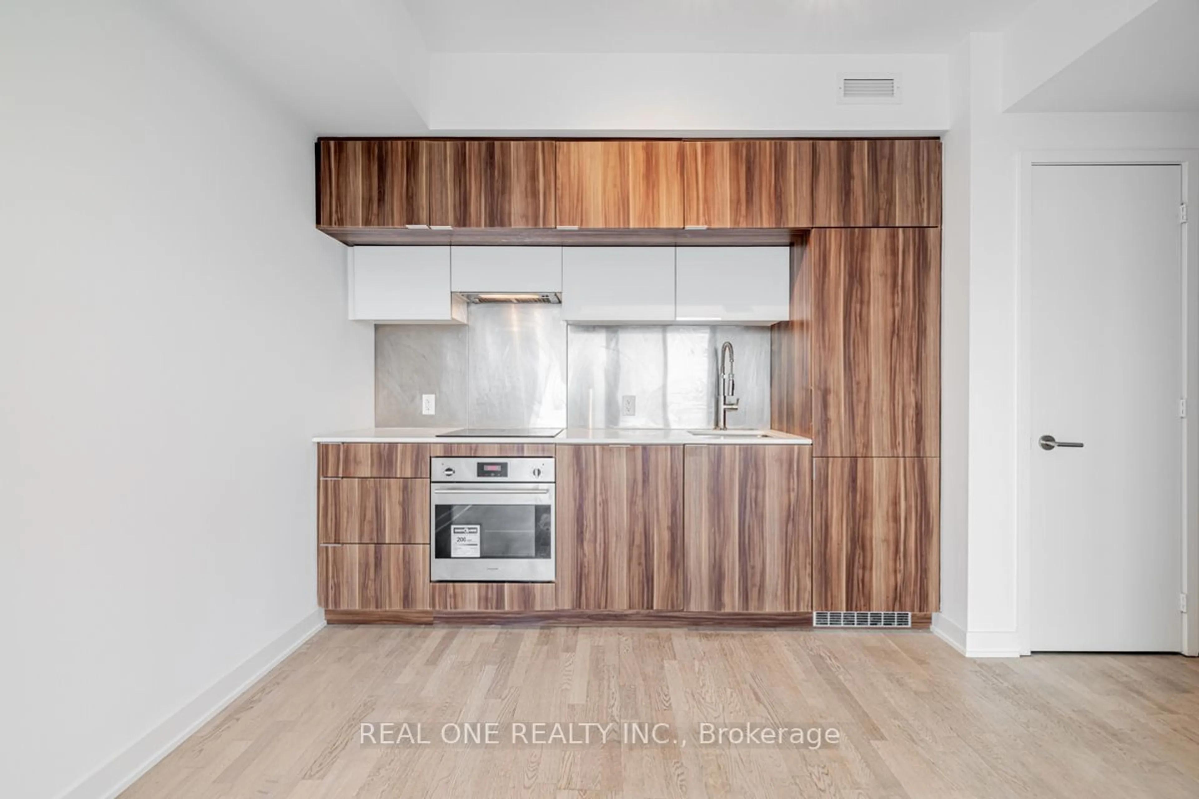 Standard kitchen, wood/laminate floor for 185 Roehampton Ave #2907, Toronto Ontario M4P 1R4