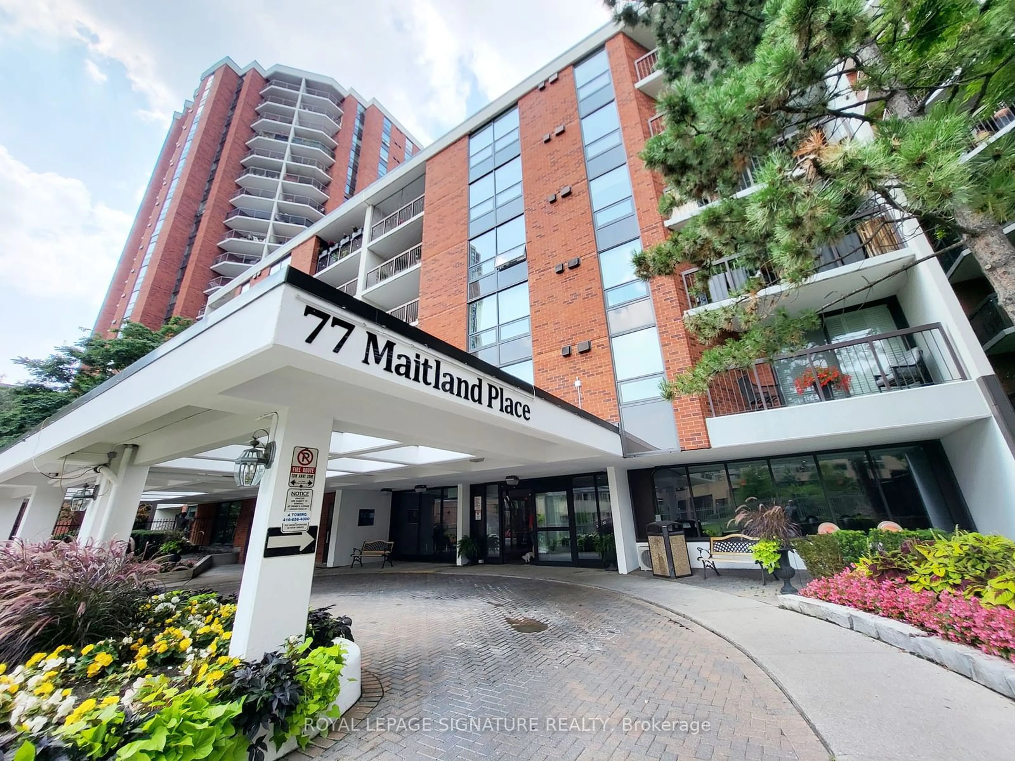 Indoor foyer for 77 Maitland Pl #205, Toronto Ontario M4Y 2V6