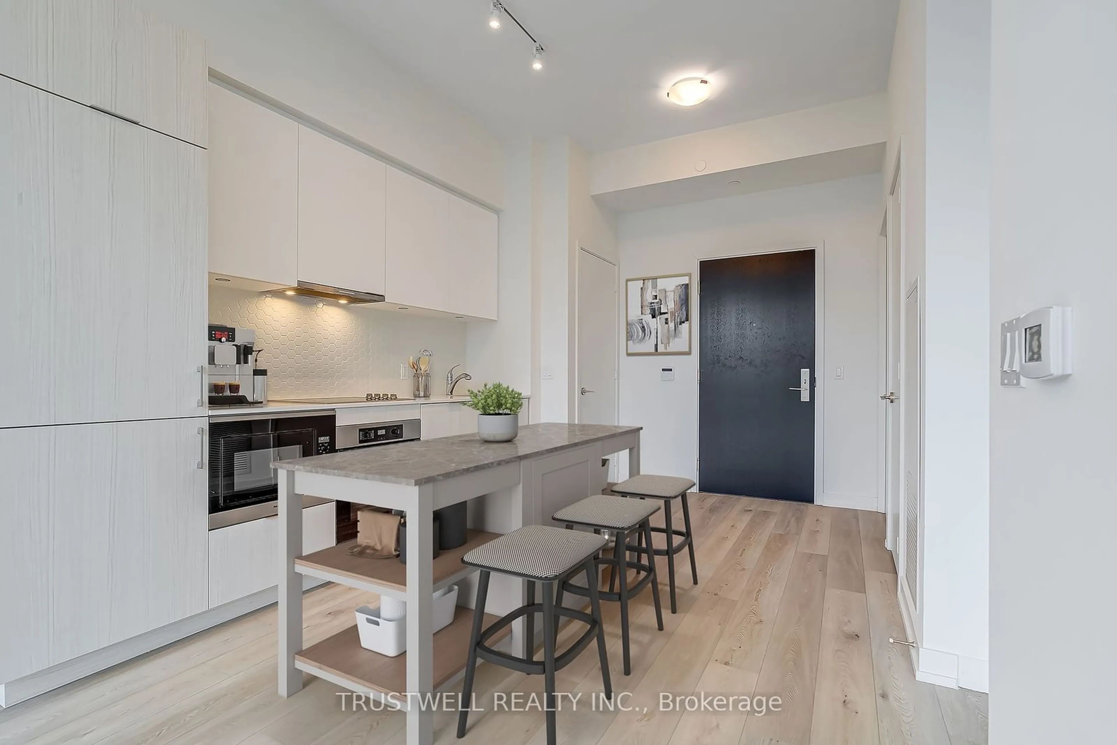 Open concept kitchen, wood/laminate floor for 158 Front St #1004, Toronto Ontario M5A 0K9