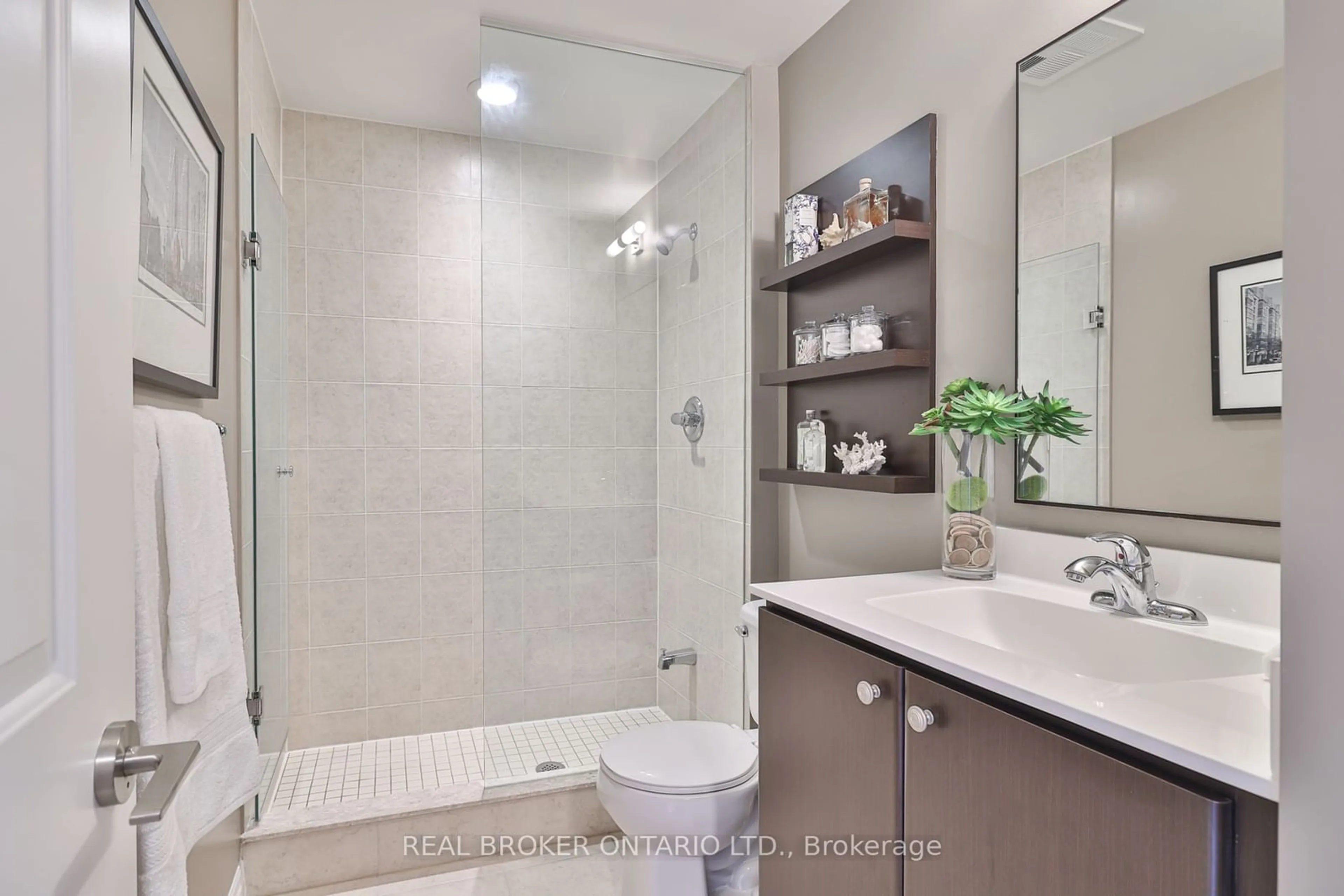 Standard bathroom, ceramic/tile floor for 2015 Sheppard Ave #1005, Toronto Ontario M2J 0B3