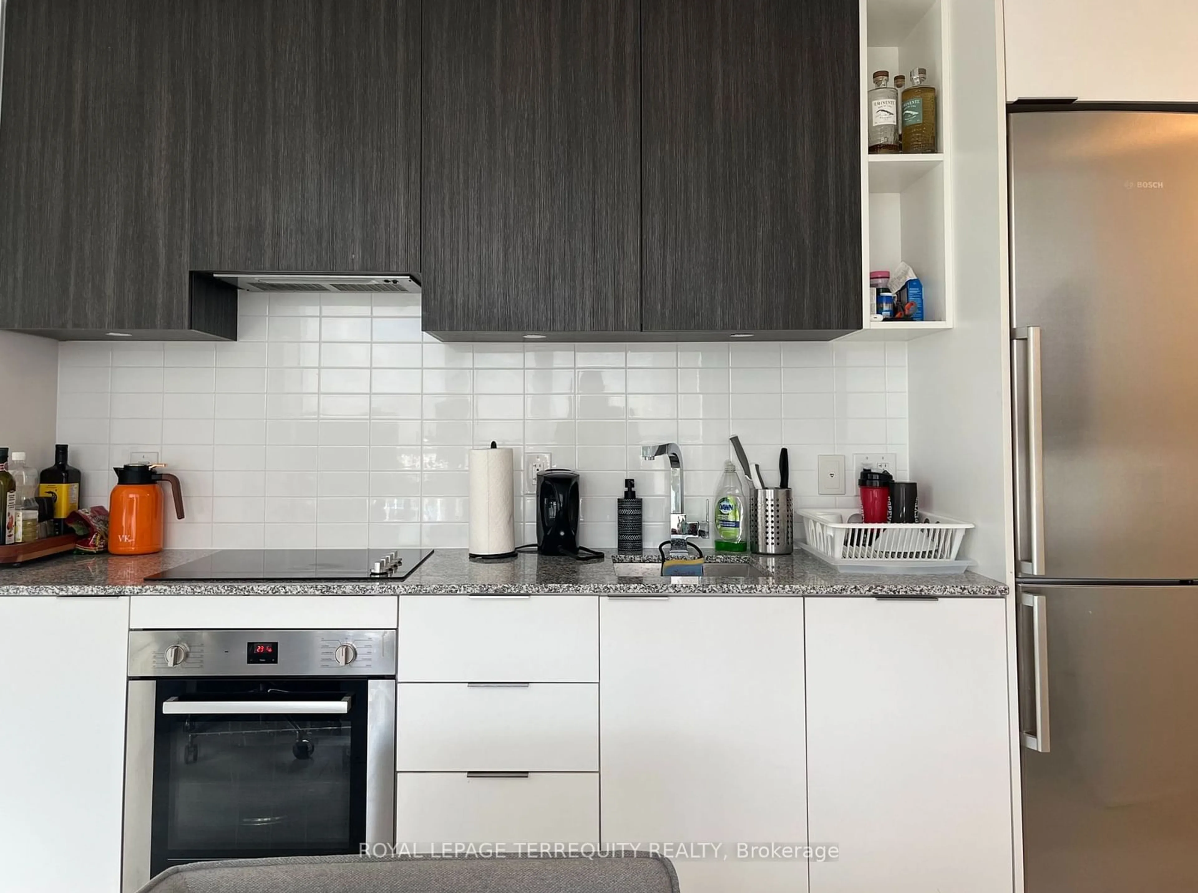 Standard kitchen, wood/laminate floor for 120 Parliament St #1405, Toronto Ontario M5A 0N6